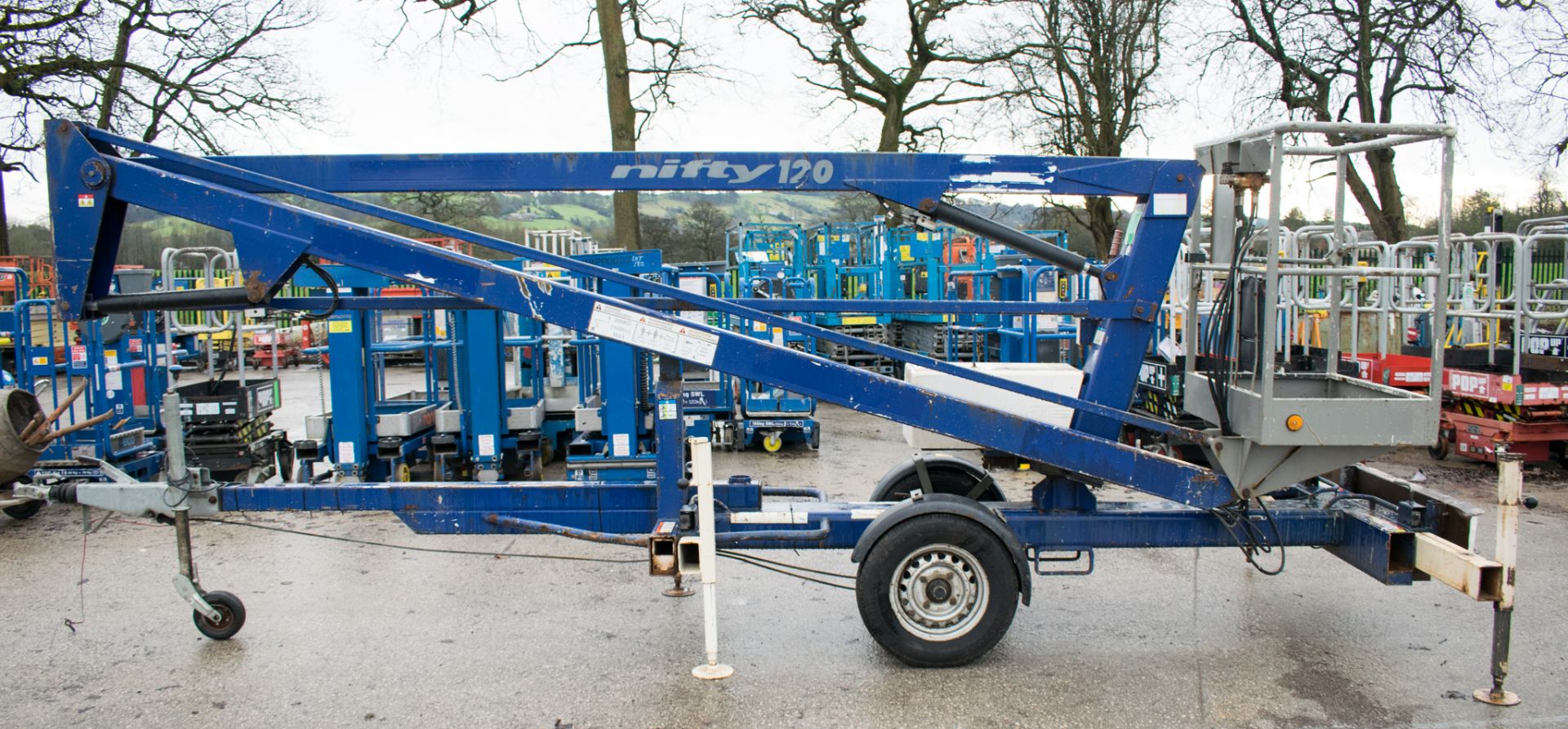 Nifty 120 ME fast tow articulated boom lift access platform Year: 2002 S/N: 0110114 08660029 - Image 6 of 9