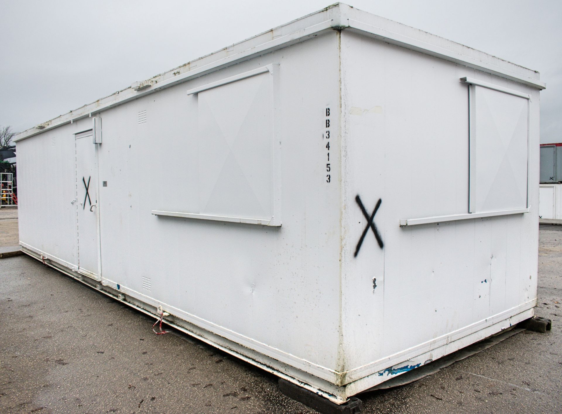 32 ft x 10 ft steel anti-vandal office site unit  c/w keys  BB34153 - Image 2 of 8