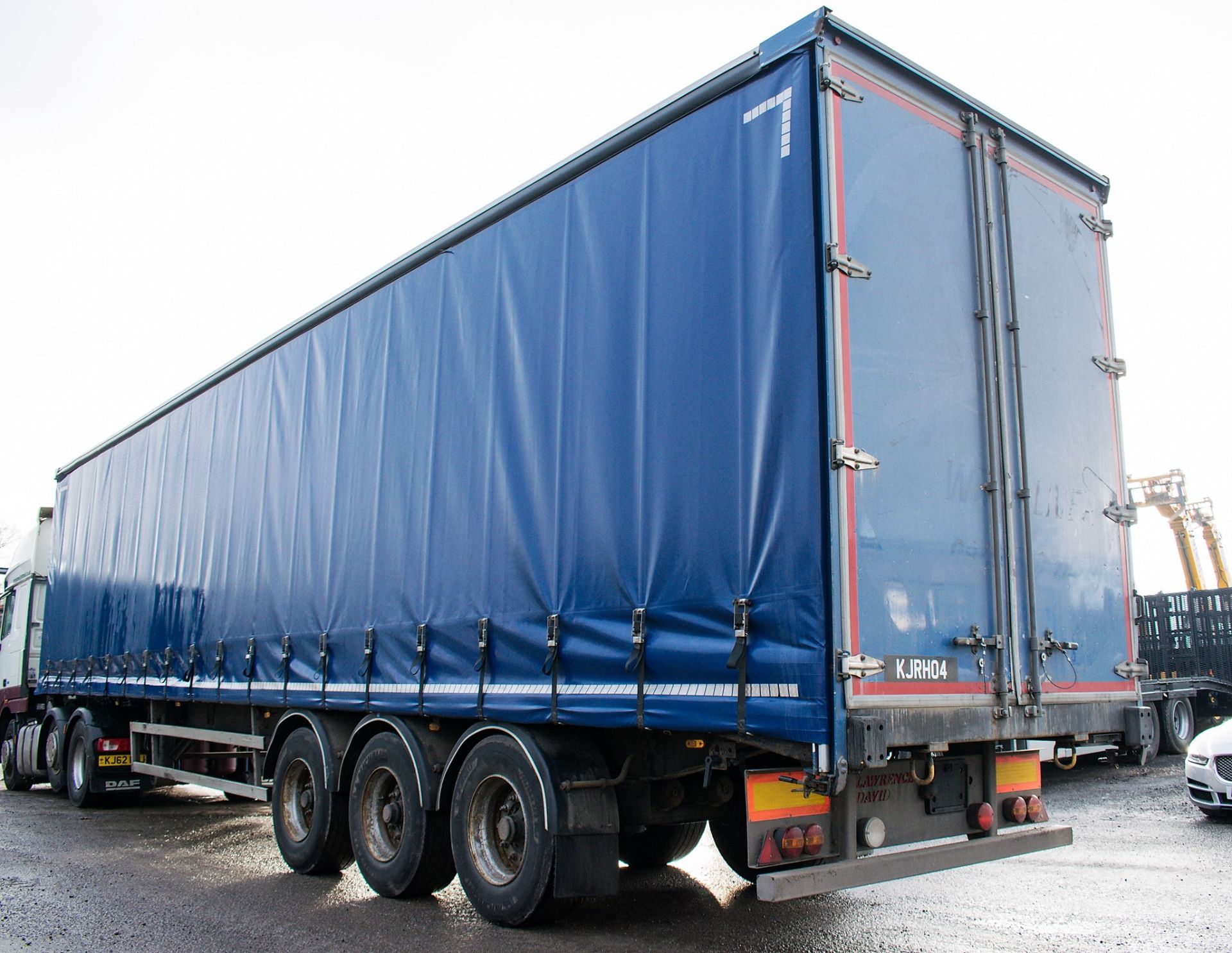 SDC 13.6 metre tri-axle flat bed curtain side trailer Year: 2010 Chassis Number: 106372 - Image 4 of 12