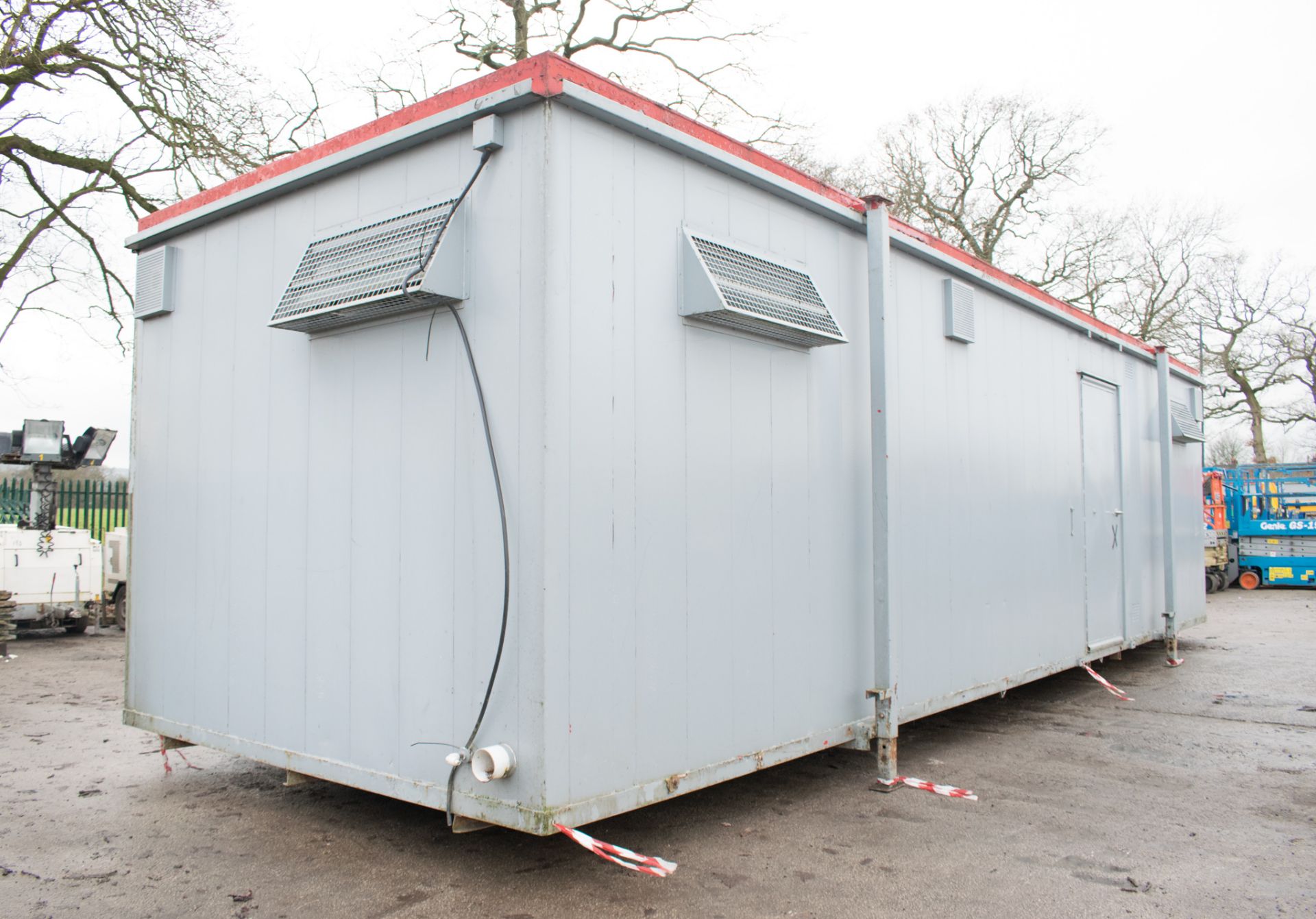 32 ft x 10 ft steel anti-vandal jack leg toilet site unit Comprising of: Lobby, 4 urinals, 4 - Image 4 of 14