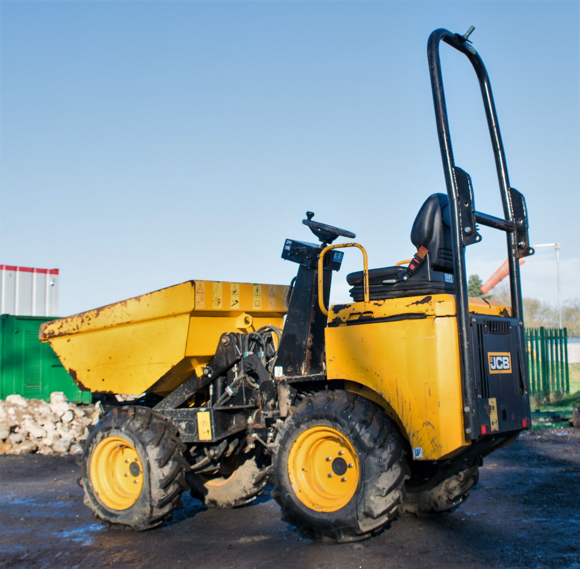 JCB 1THT 1 tonne high tip dumper  Year: 2016  S/N: JEGGRA2819 Recorded Hours: 619 - Image 3 of 18