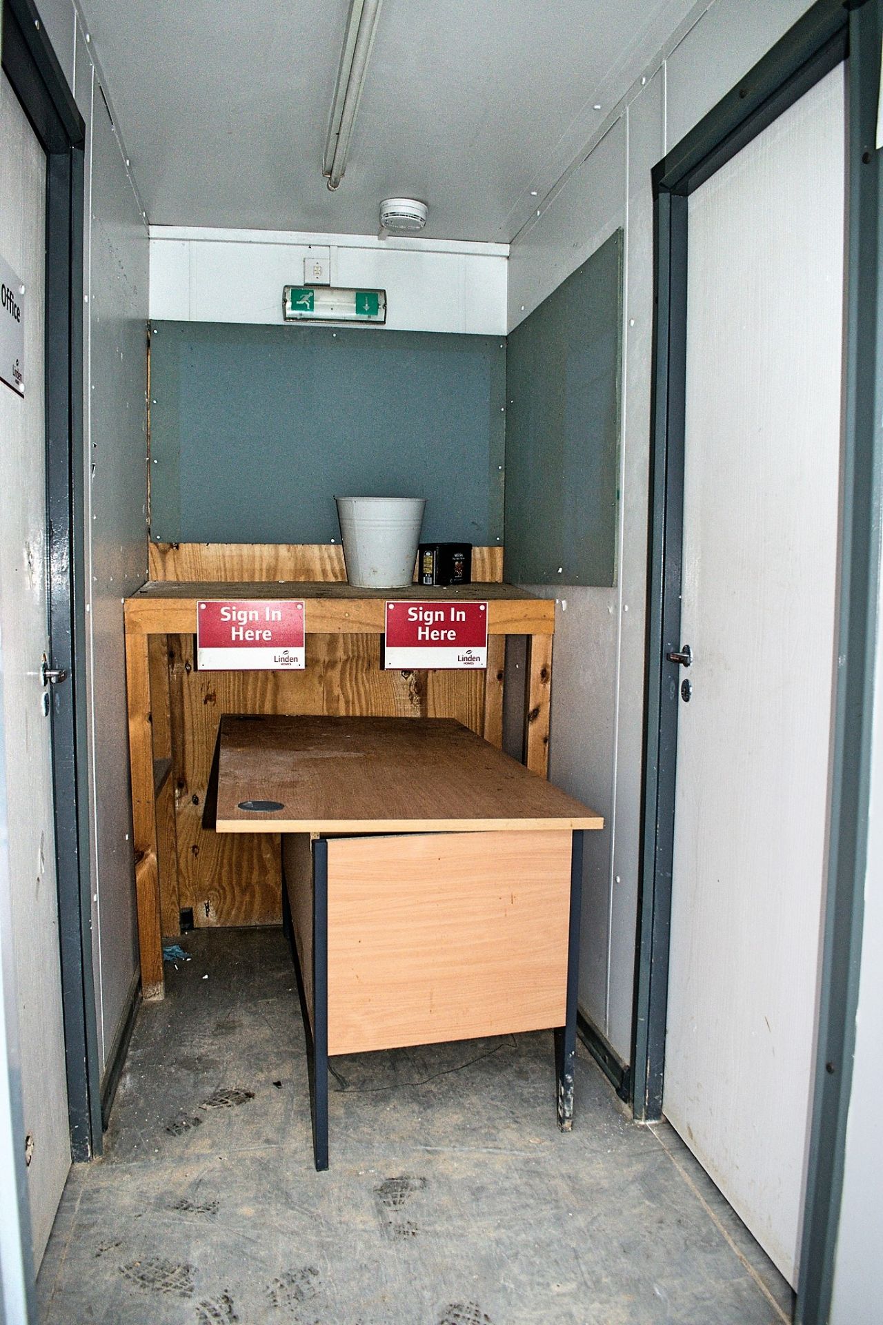 32 ft 10 ft steel anti-vandal jack leg office site unit  Comprising of: Lobby, office & canteen - Image 7 of 10