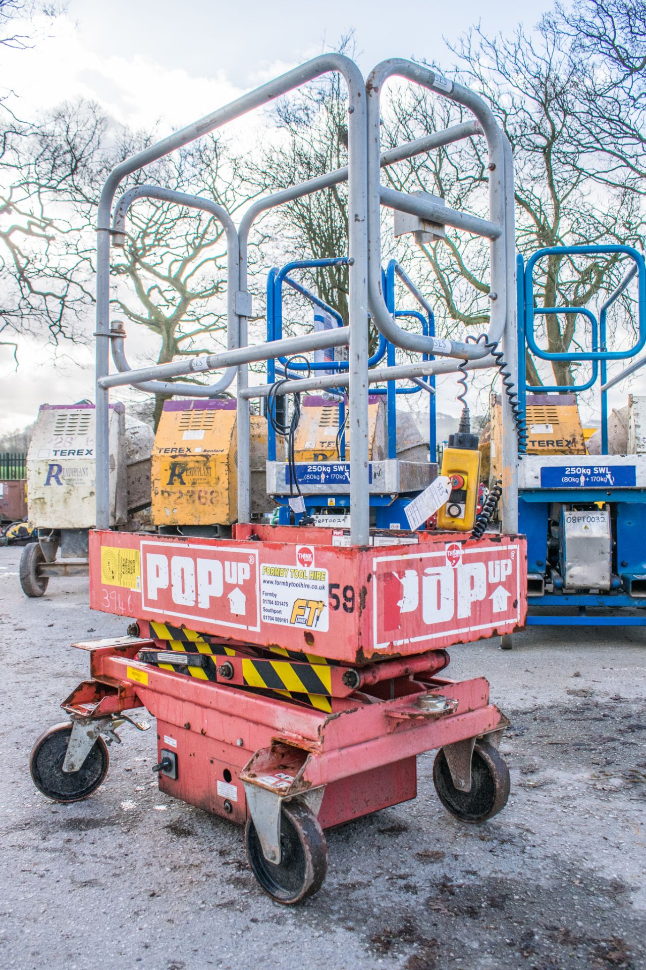 Pop-up battery electric push along scissor lift access platform Year: 2008 0147359 HYP001 - Image 4 of 7