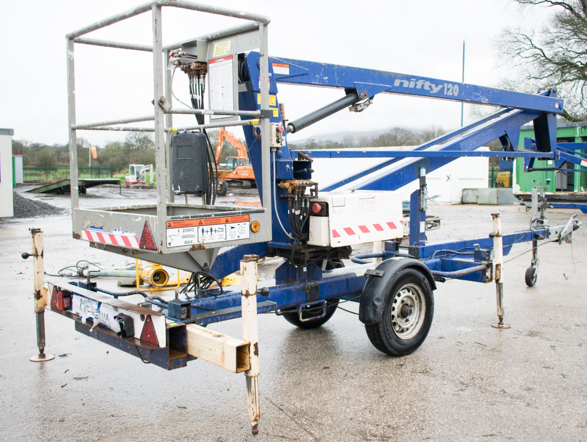 Nifty 120 ME fast tow articulated boom lift access platform Year: 2002 S/N: 0110114 08660029 - Image 3 of 9