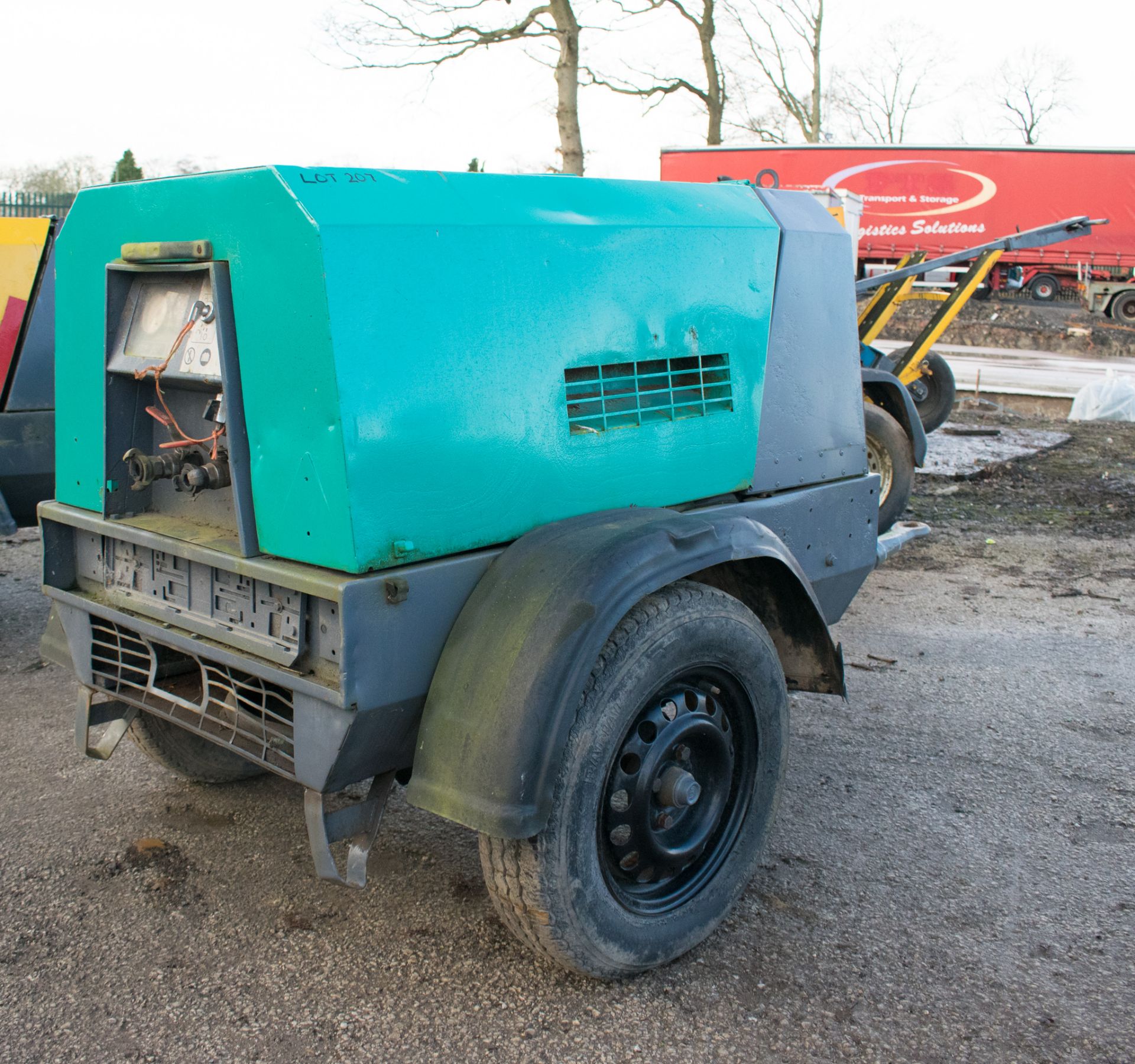 Airman diesel driven fast tow mobile air compressor Recorded Hours: 842 P2121 - Image 2 of 5