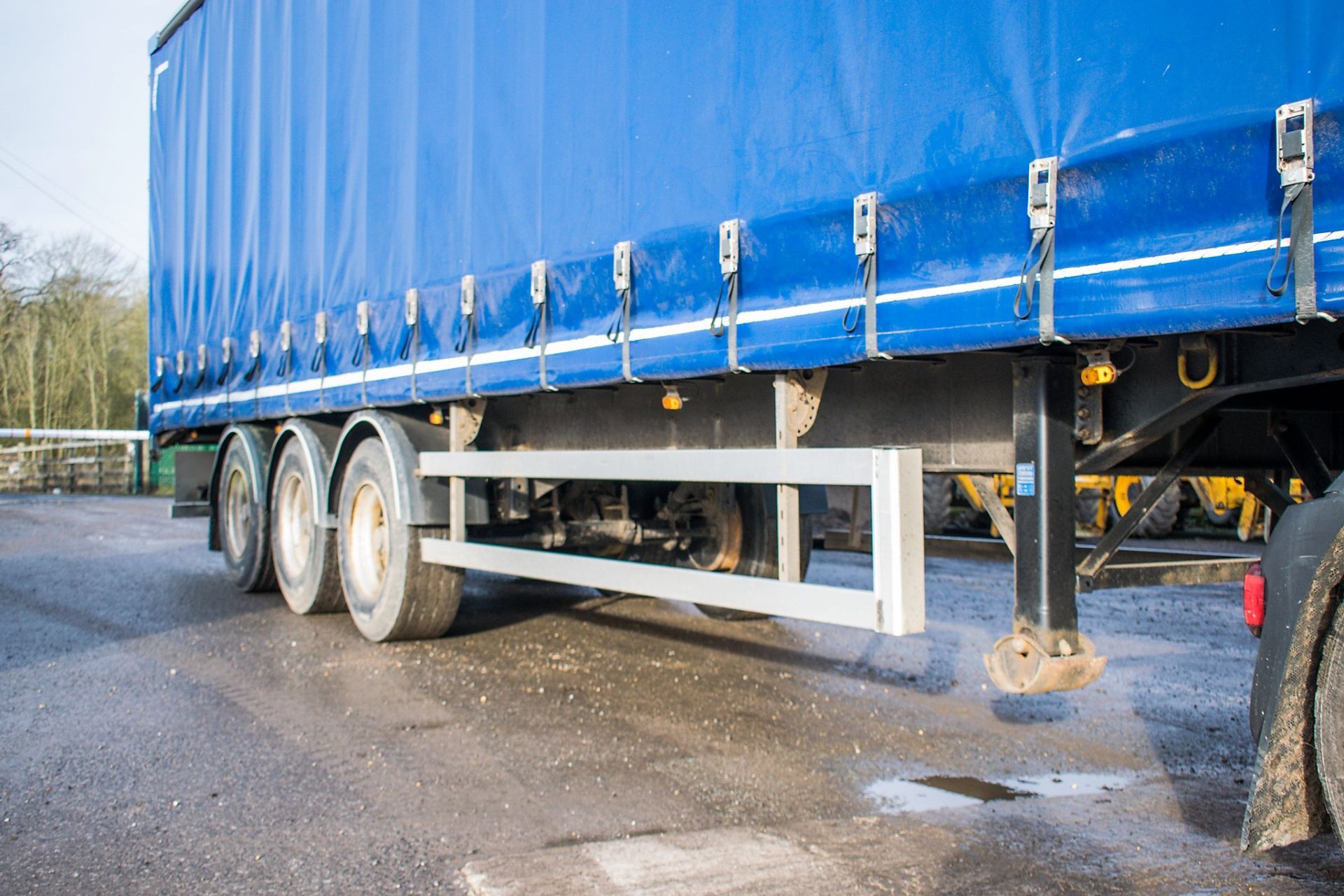 SDC 13.6 metre tri-axle flat bed curtain side trailer Year: 2010 Chassis Number: 106372 - Image 5 of 12