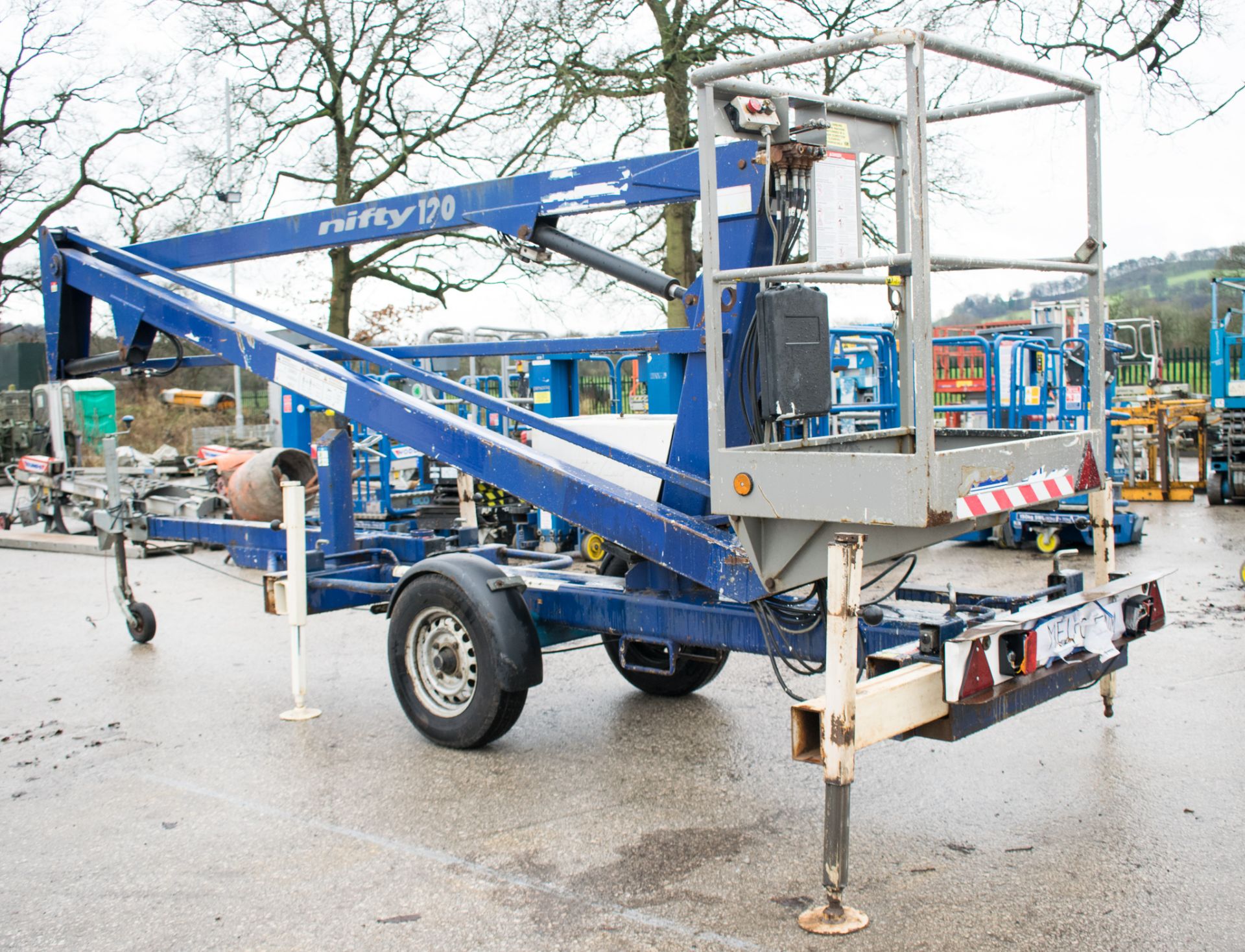 Nifty 120 ME fast tow articulated boom lift access platform Year: 2002 S/N: 0110114 08660029 - Image 2 of 9