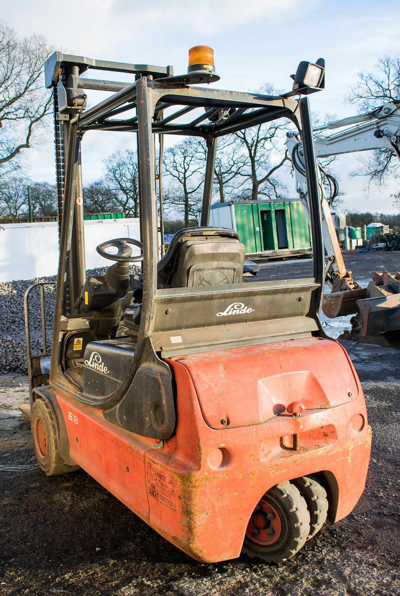 Linde E18 battery electric fork lift truck Year: 2002 S/N: 35N0521 c/w battery charger 33N05201 - Image 4 of 9