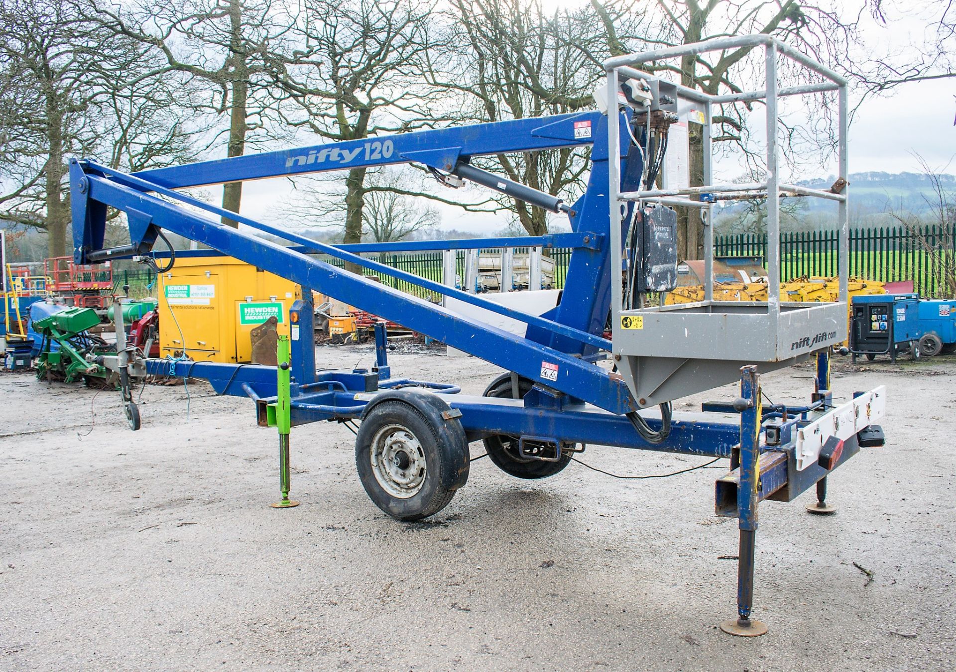 Nifty 120ME battery electric fast tow articulated boom lift access platform Year: 2005 S/N: 12575 ** - Image 4 of 11