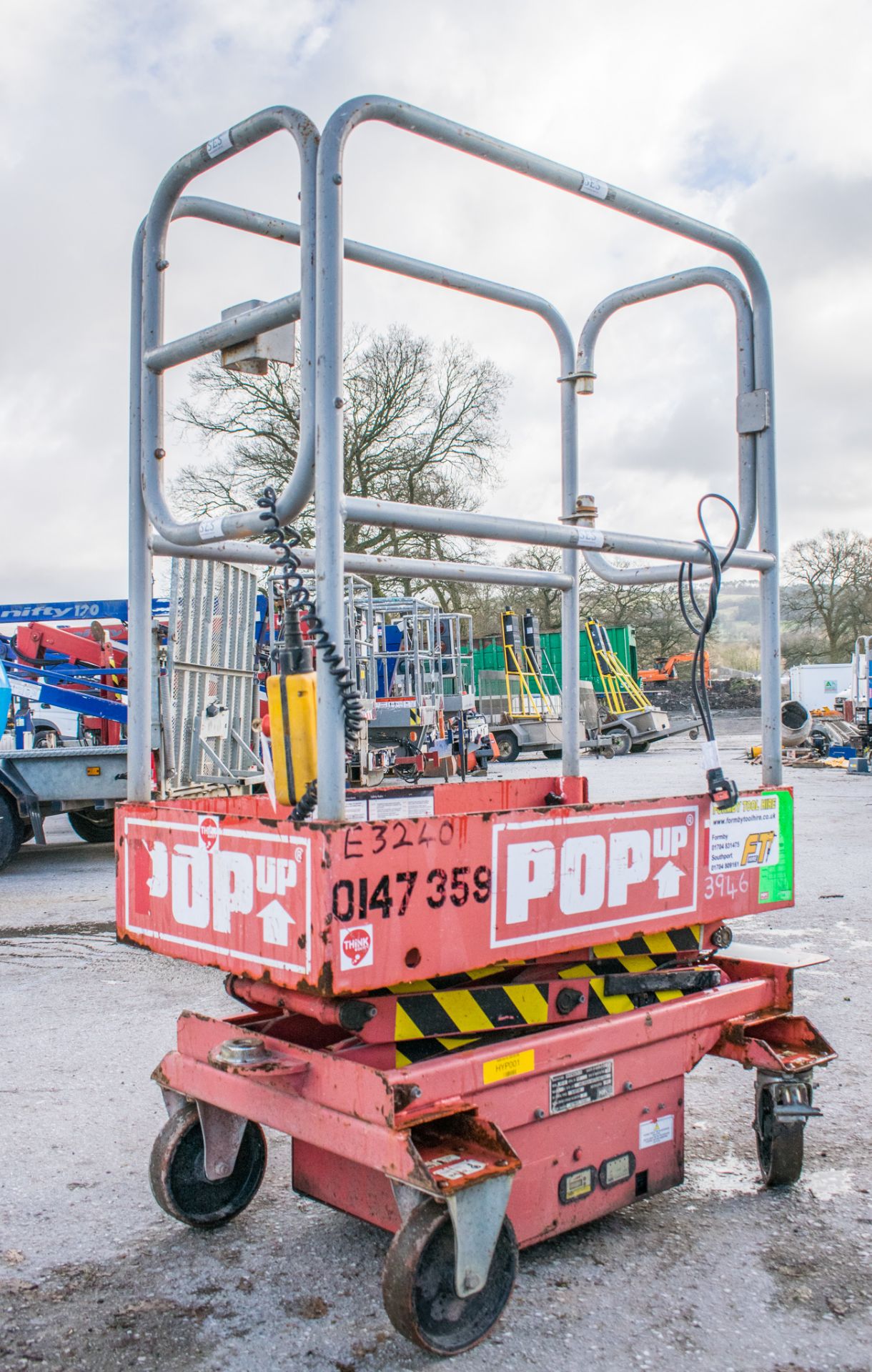 Pop-up battery electric push along scissor lift access platform Year: 2008 0147359 HYP001 - Image 3 of 7