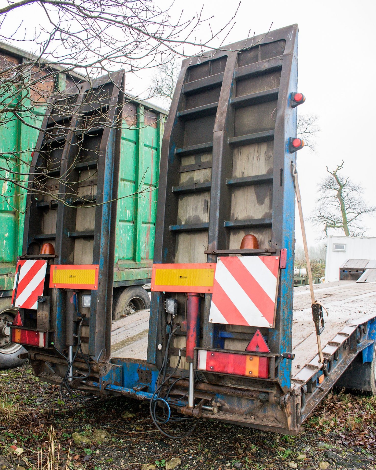 King 13.6 metre step frame tri-axle low loader trailer Year: 2007 Identification Number: C255860 S/ - Image 6 of 16