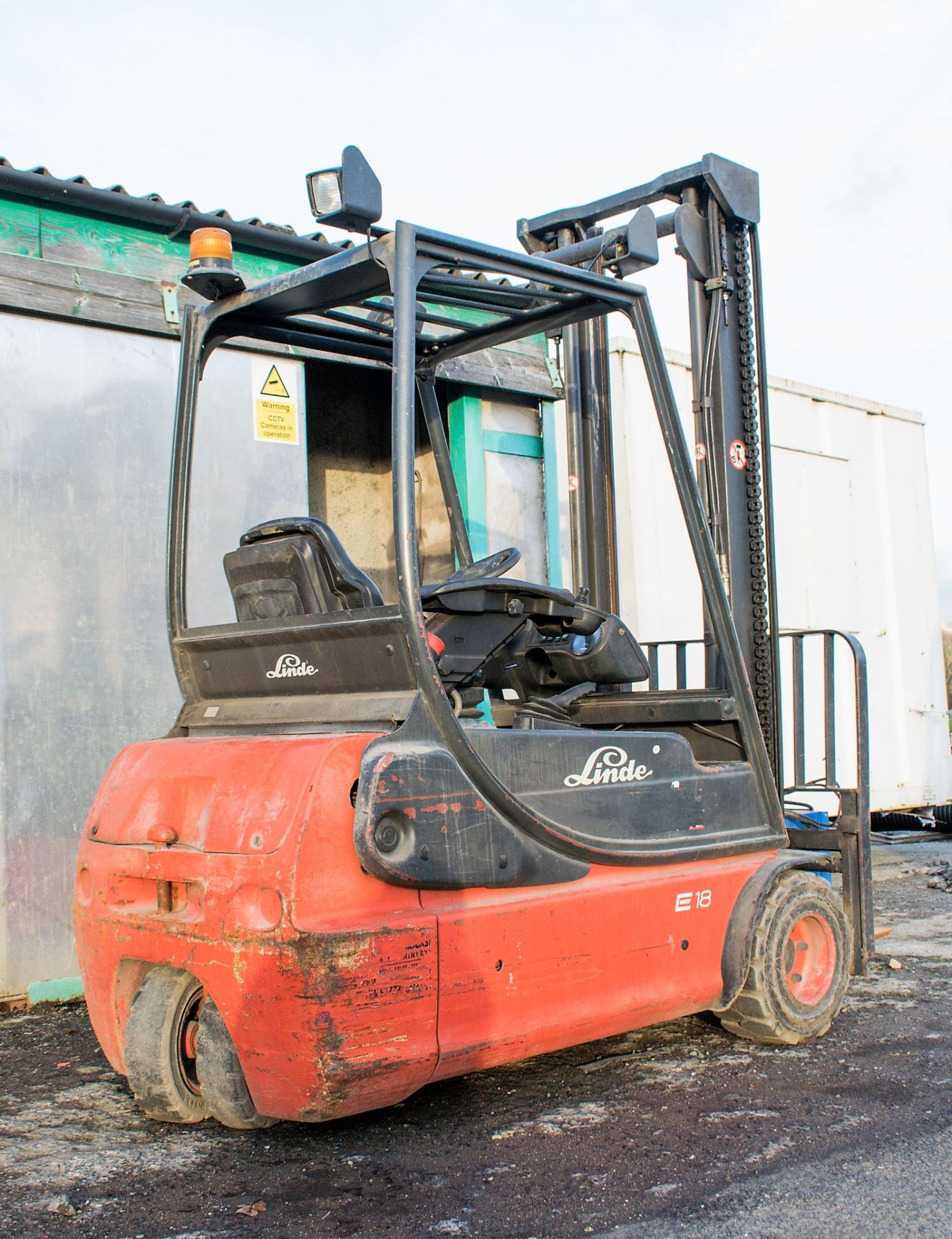 Linde E18 battery electric fork lift truck Year: 2002 S/N: 35N0521 c/w battery charger 33N05201 - Image 3 of 9