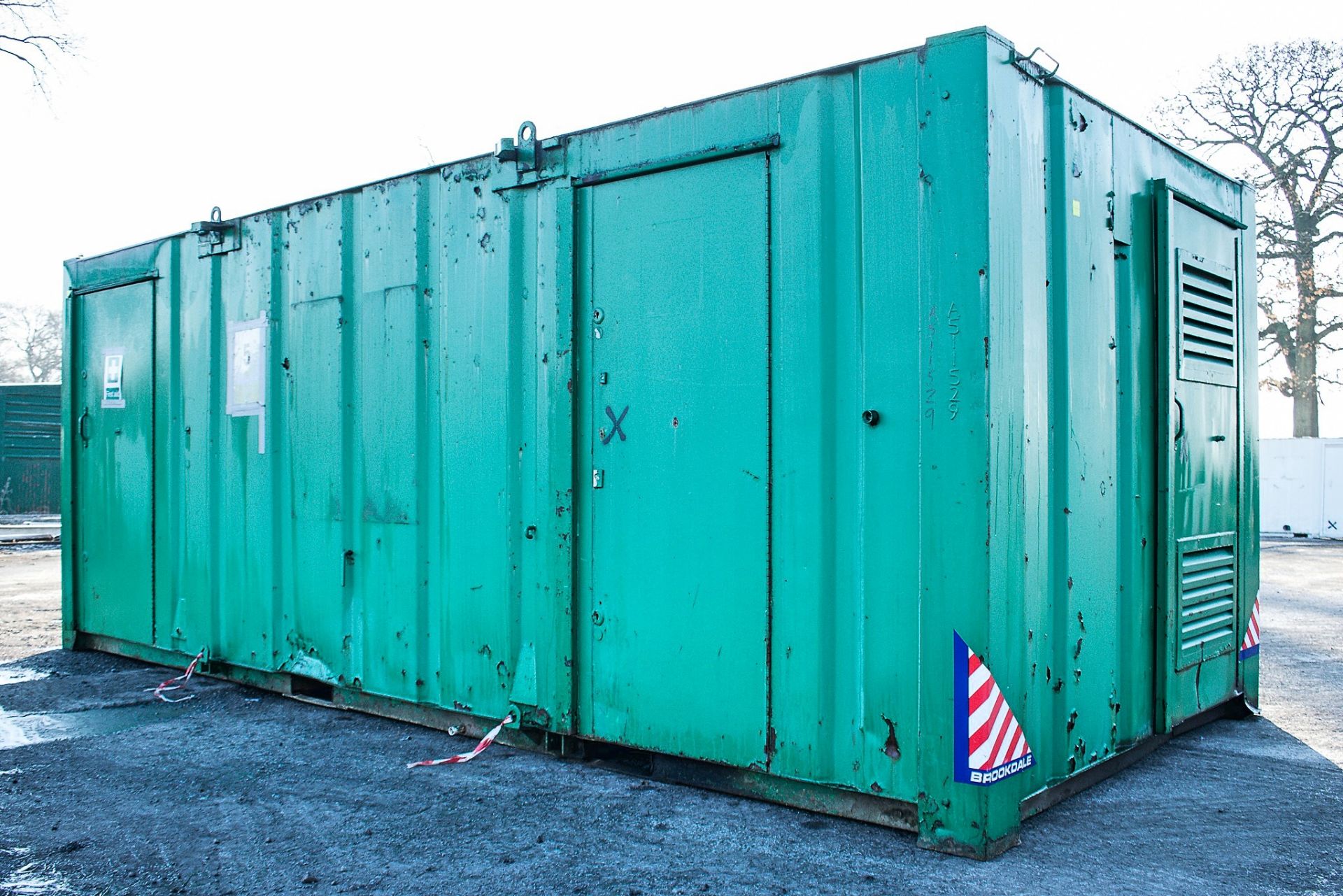 21 ft x 9 ft steel anti-vandal welfare site unit Comprising of: canteen area, toilet & generator - Image 2 of 11