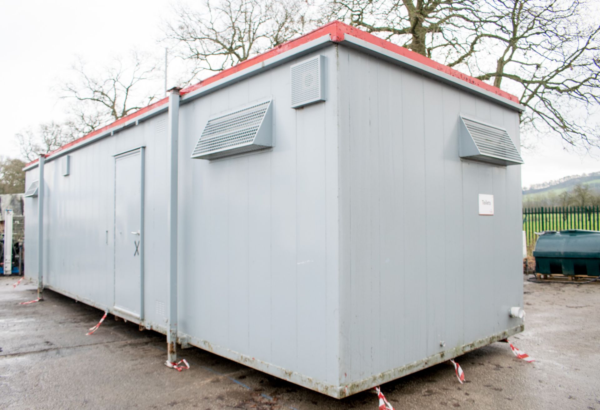 32 ft x 10 ft steel anti-vandal jack leg toilet site unit Comprising of: Lobby, 4 urinals, 4 - Image 2 of 14