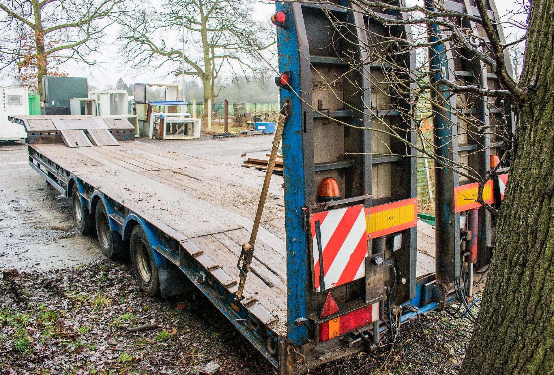 King 13.6 metre step frame tri-axle low loader trailer Year: 2007 Identification Number: C255860 S/ - Image 3 of 16