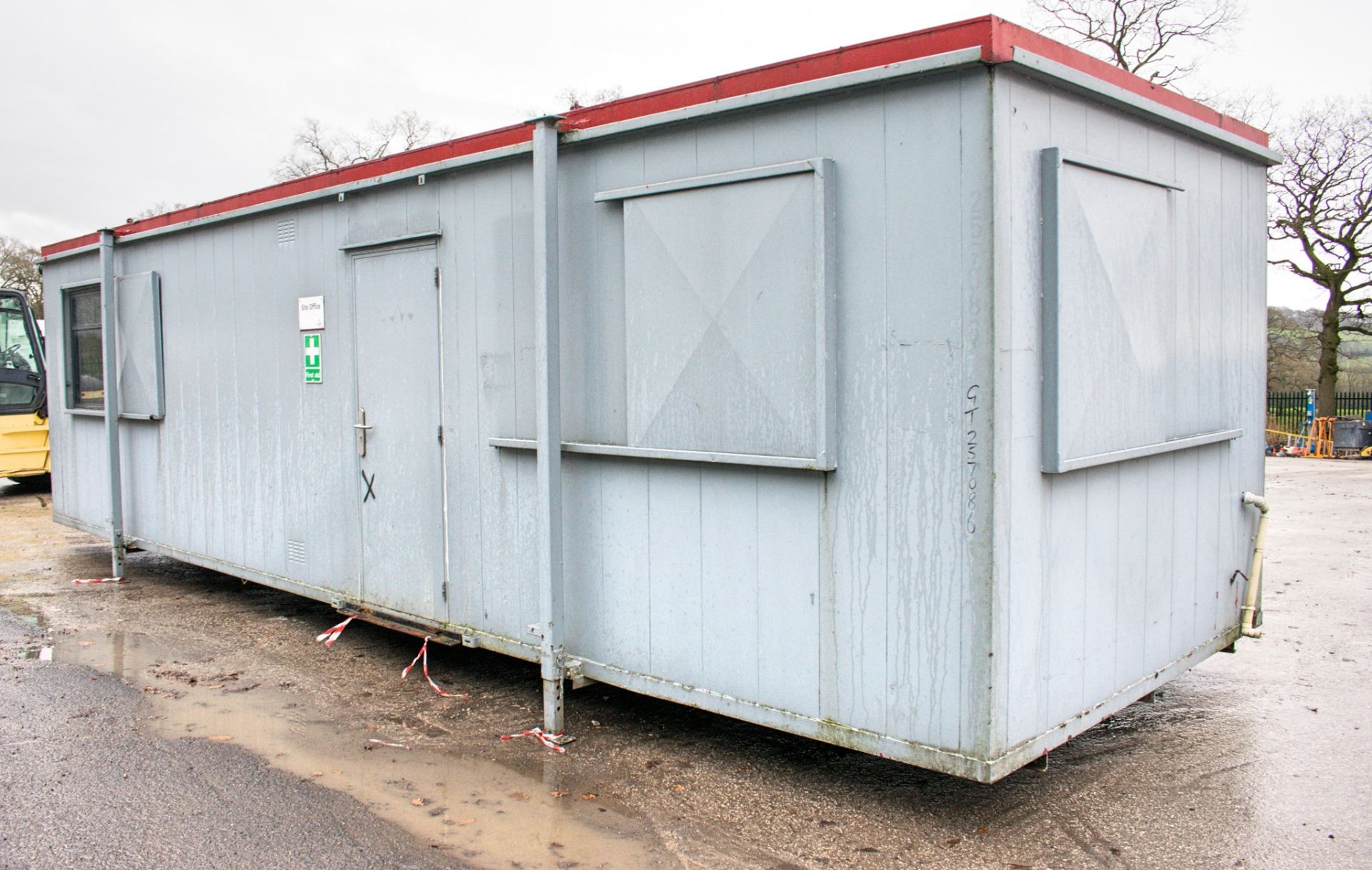 32 ft 10 ft steel anti-vandal jack leg office site unit  Comprising of: Lobby, office & canteen - Image 2 of 10