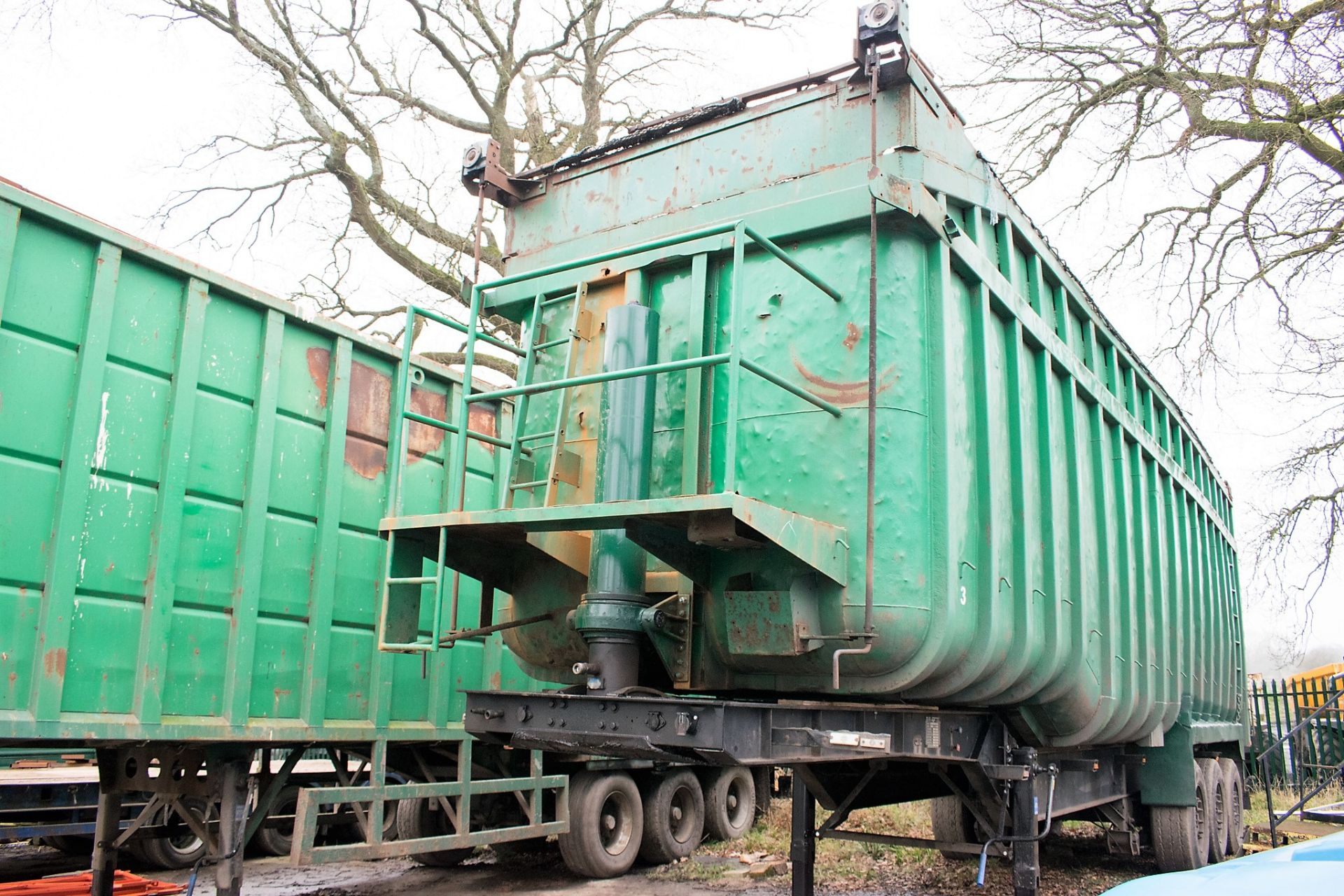 Weightlifter 68 cubic yard 13.6 metre tri axle tipping trailer Year of Manufacture: 2003 Chassis