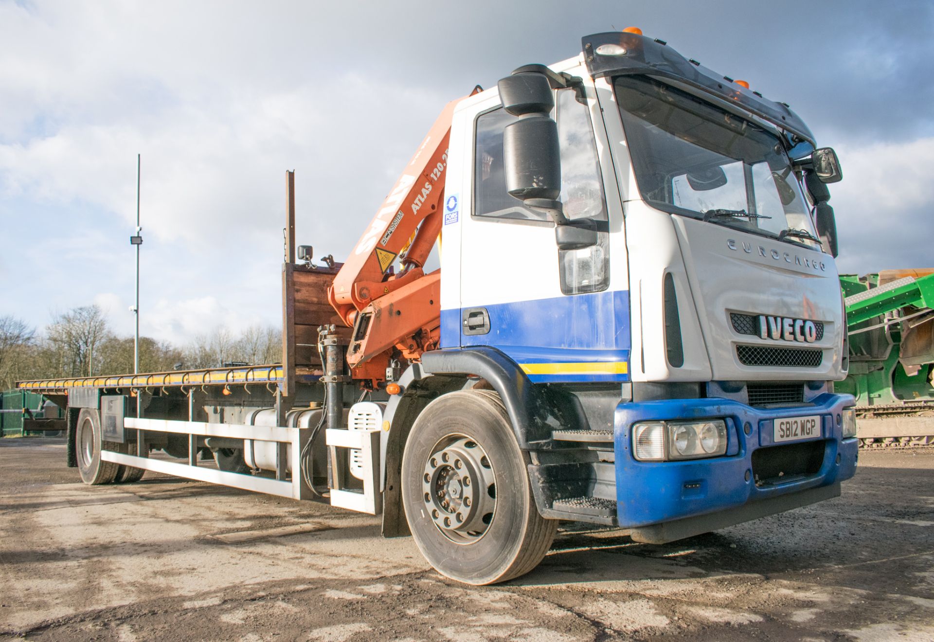 Iveco Euro 5-EEV automatic 4x2 flat bed crane lorry Registration number: SB12 WGP Date of - Image 2 of 22