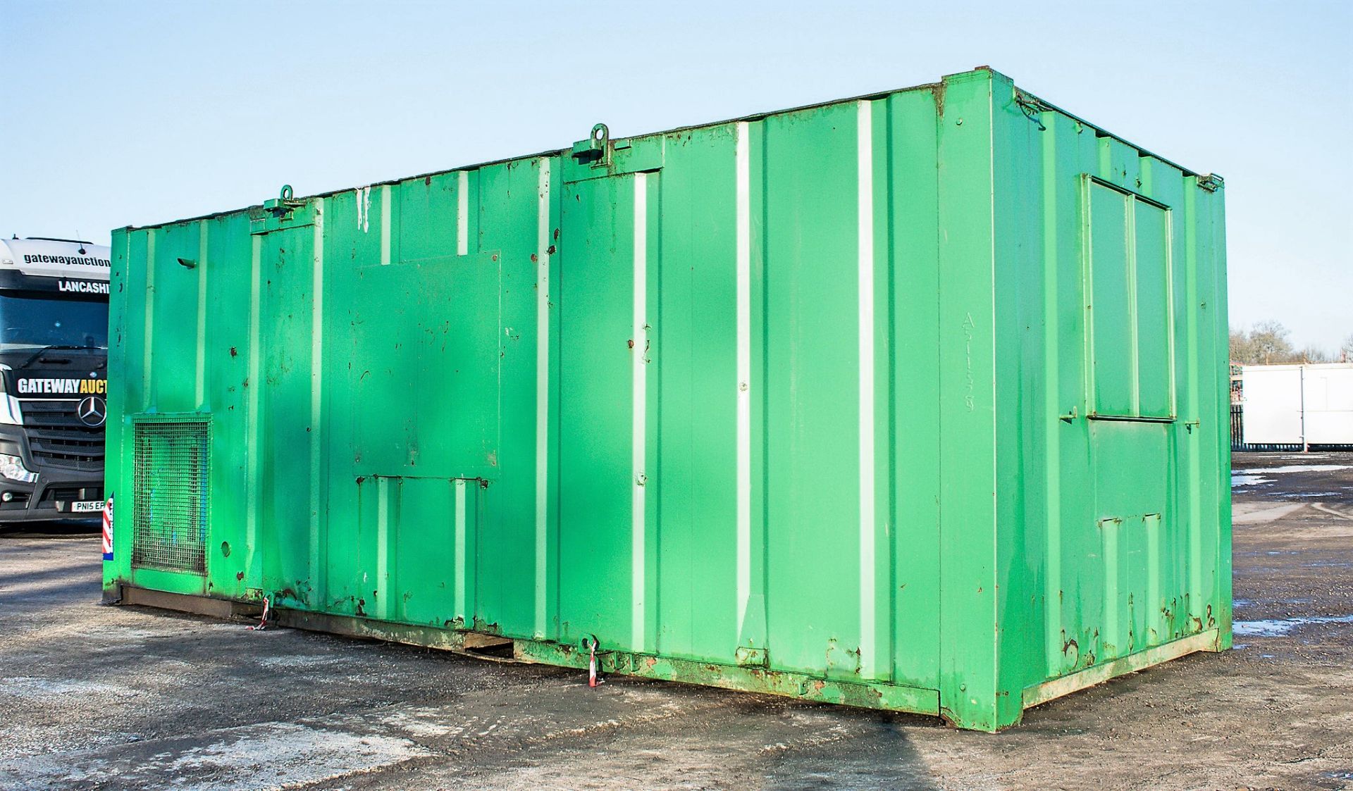 21 ft x 9 ft steel anti-vandal welfare site unit Comprising of: canteen area, toilet & generator - Image 4 of 11