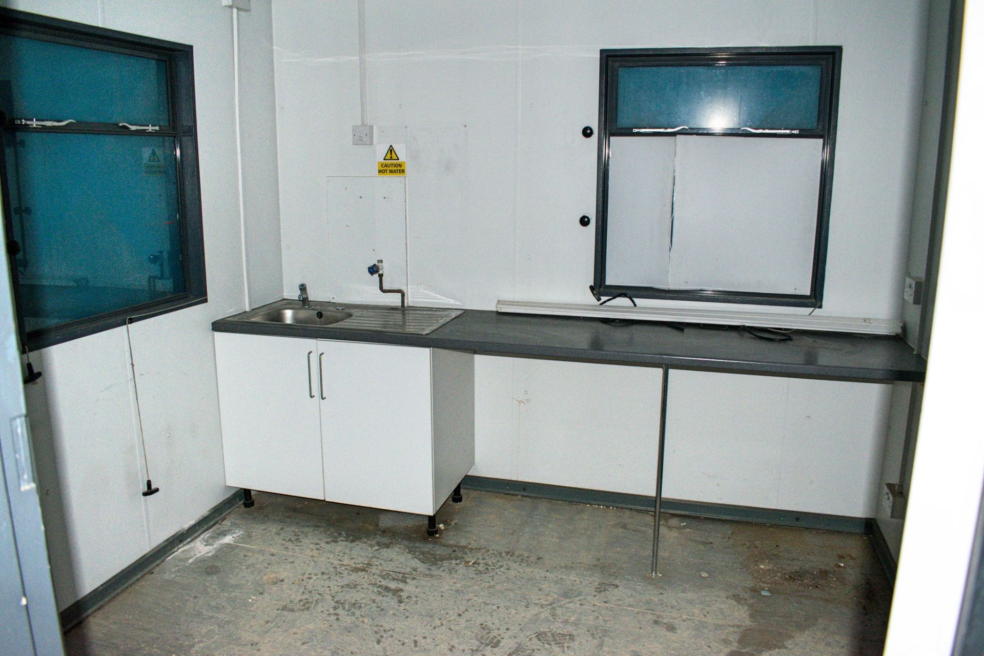 32 ft 10 ft steel anti-vandal jack leg office site unit  Comprising of: Lobby, office & canteen - Image 10 of 10