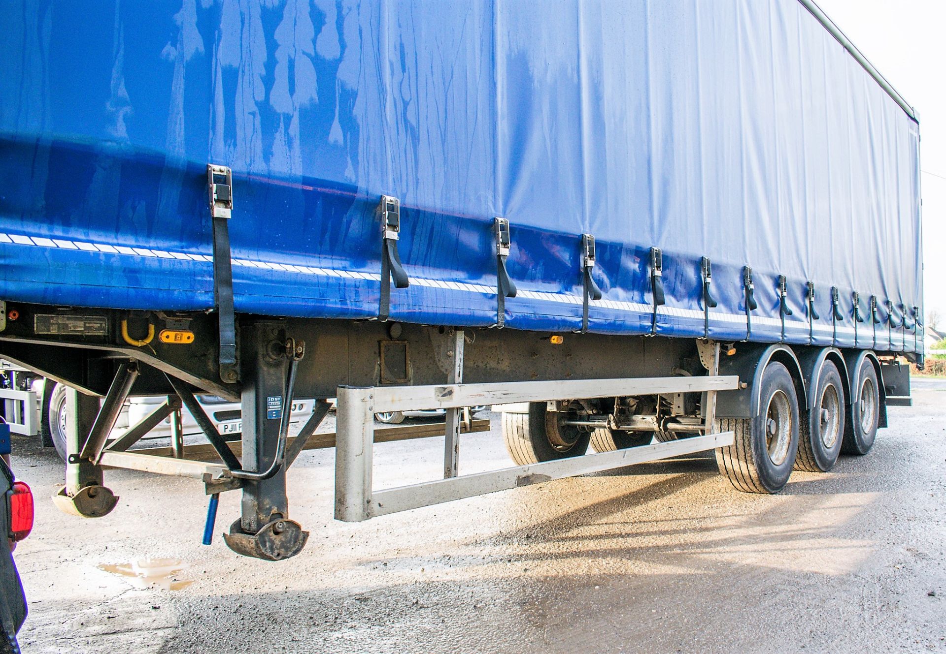 SDC 13.6 metre tri-axle flat bed curtain side trailer Year: 2010 Chassis Number: 106372 - Image 6 of 12