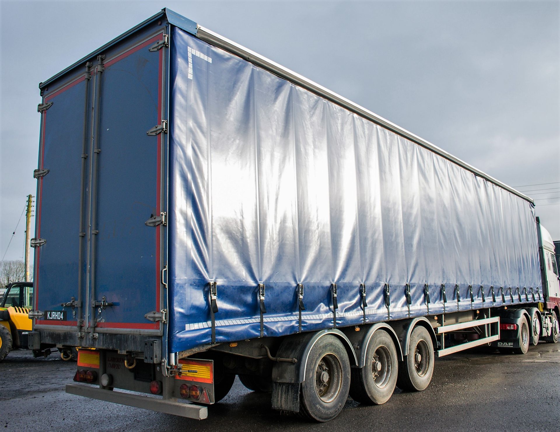 SDC 13.6 metre tri-axle flat bed curtain side trailer Year: 2010 Chassis Number: 106372 - Image 3 of 12