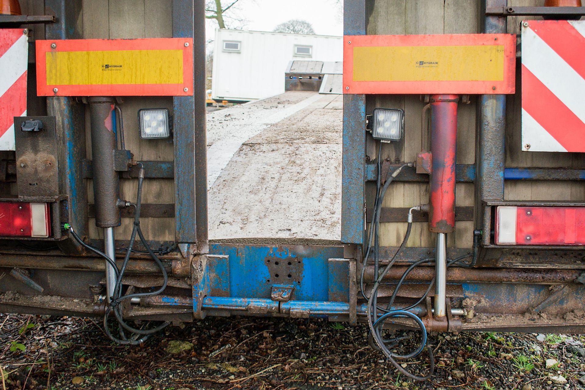 King 13.6 metre step frame tri-axle low loader trailer Year: 2007 Identification Number: C255860 S/ - Image 9 of 16