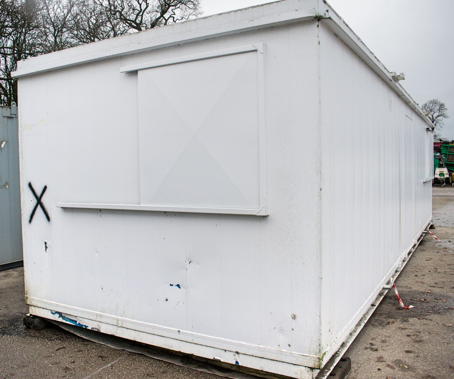 32 ft x 10 ft steel anti-vandal office site unit  c/w keys  BB34153 - Image 6 of 8