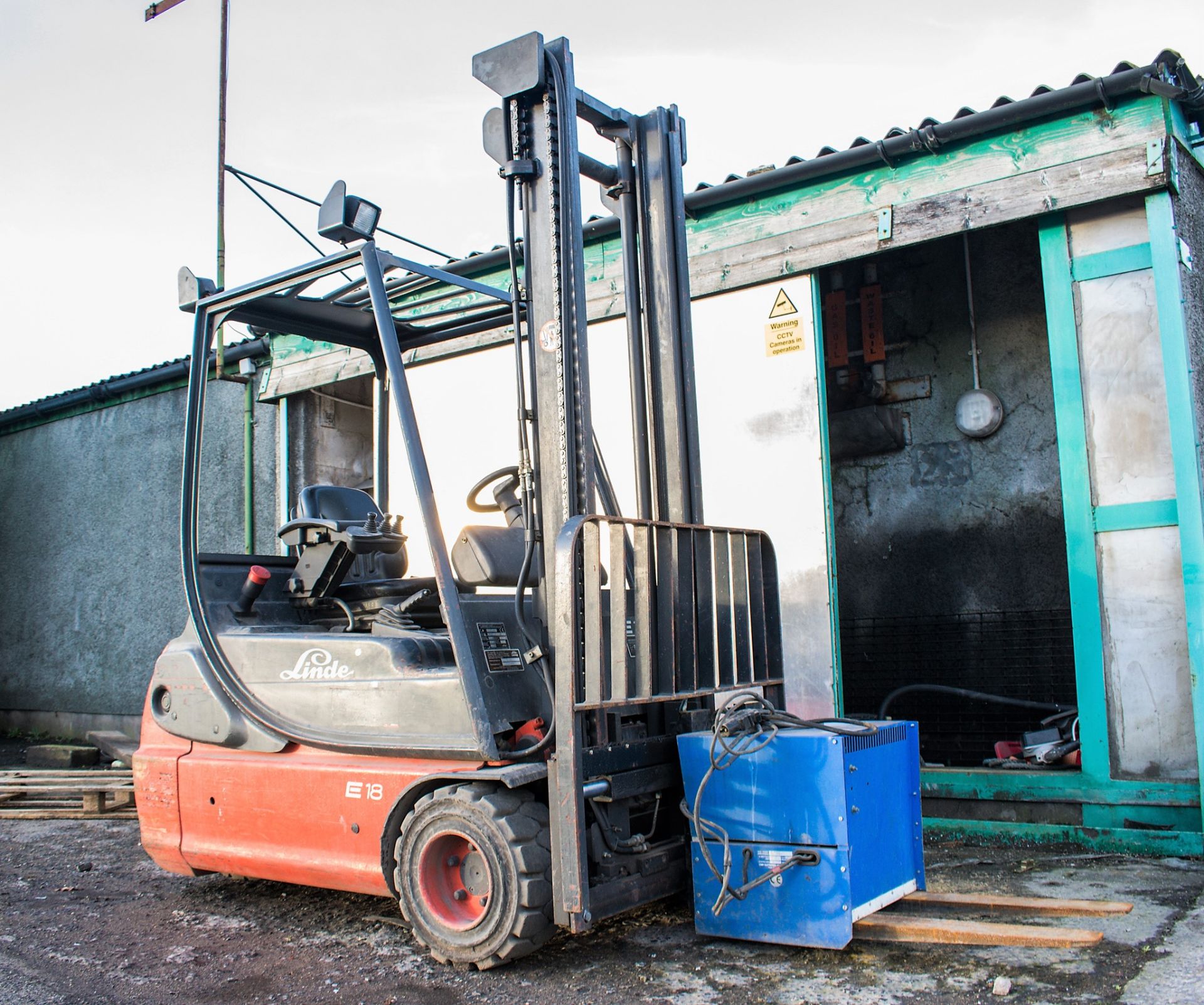 Linde E18 battery electric fork lift truck Year: 2002 S/N: 35N0521 c/w battery charger 33N05201