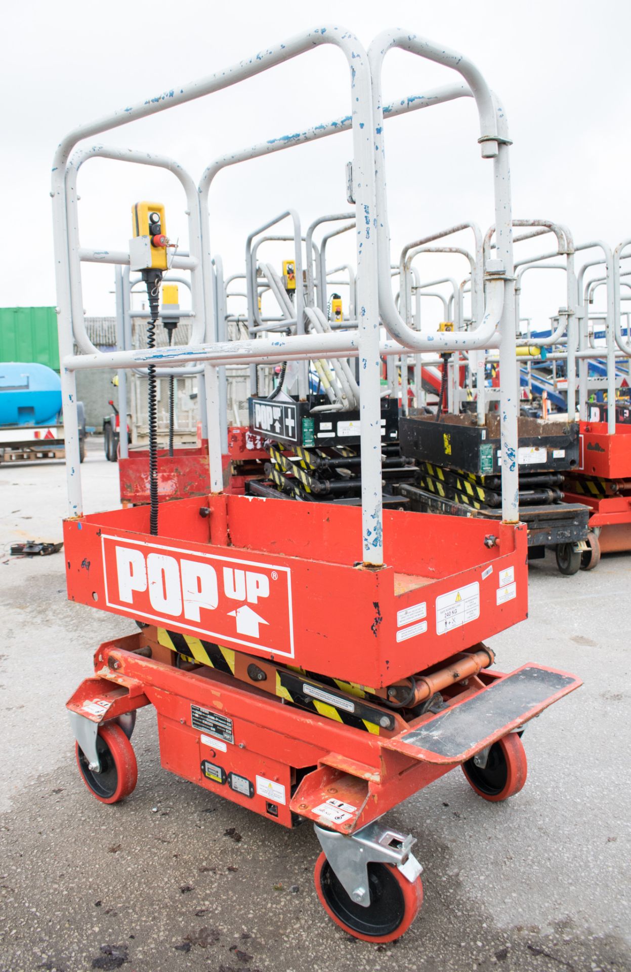 Pop-up battery electric scissor lift access platform Year: 2006 08FT0039 - Image 4 of 7