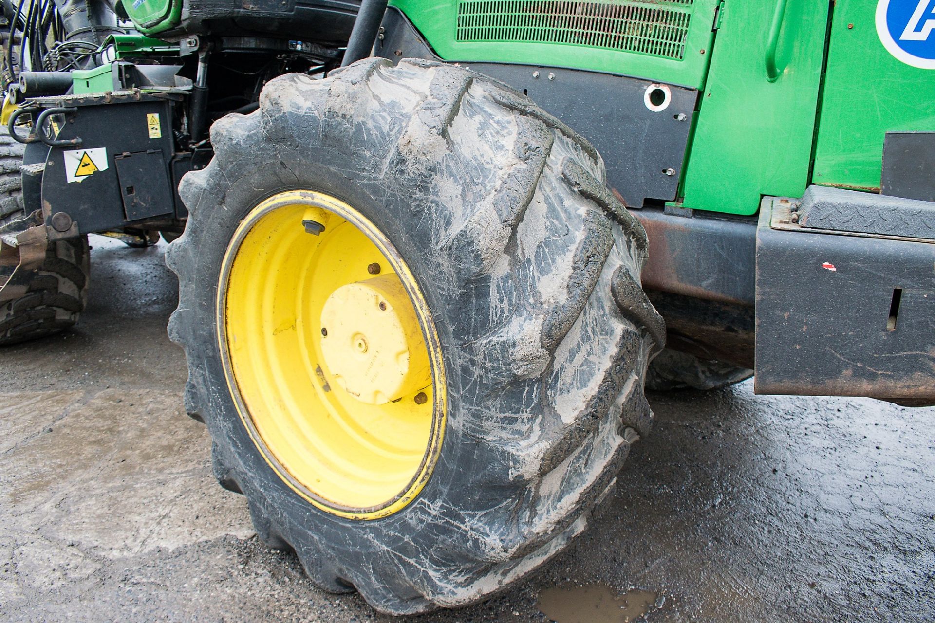 John Deere 1270 E 6 wheel harvester Year: 2009 S/N: WJ1270E001649 Recorded Hours: 17,008 c/w CH710- - Image 15 of 22