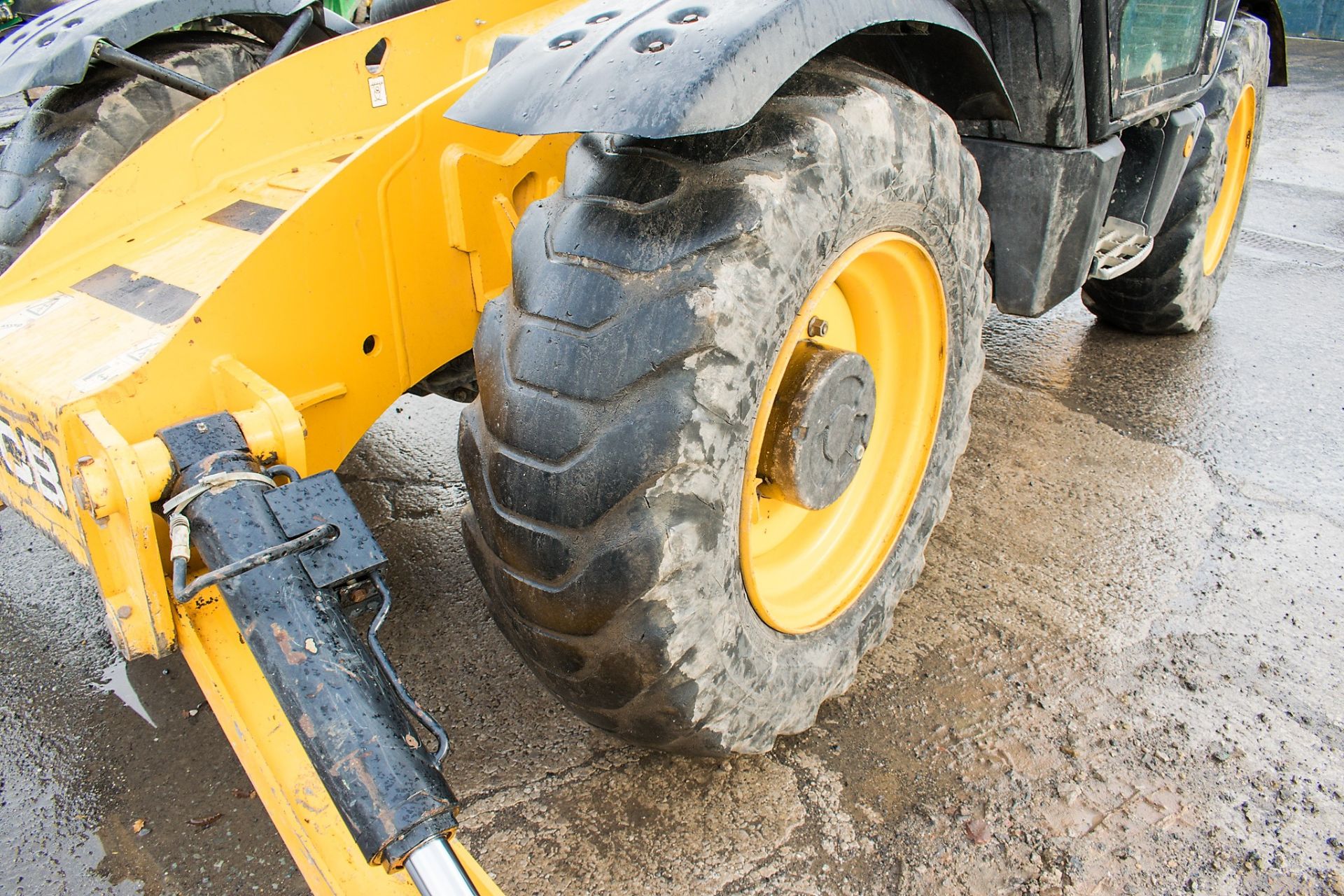 JCB 535-125 Hi-Viz 12.5 metre telescopic handler Year: 2012 S/N: 1534639 Recorded Hours: 5647 c/w - Image 11 of 21