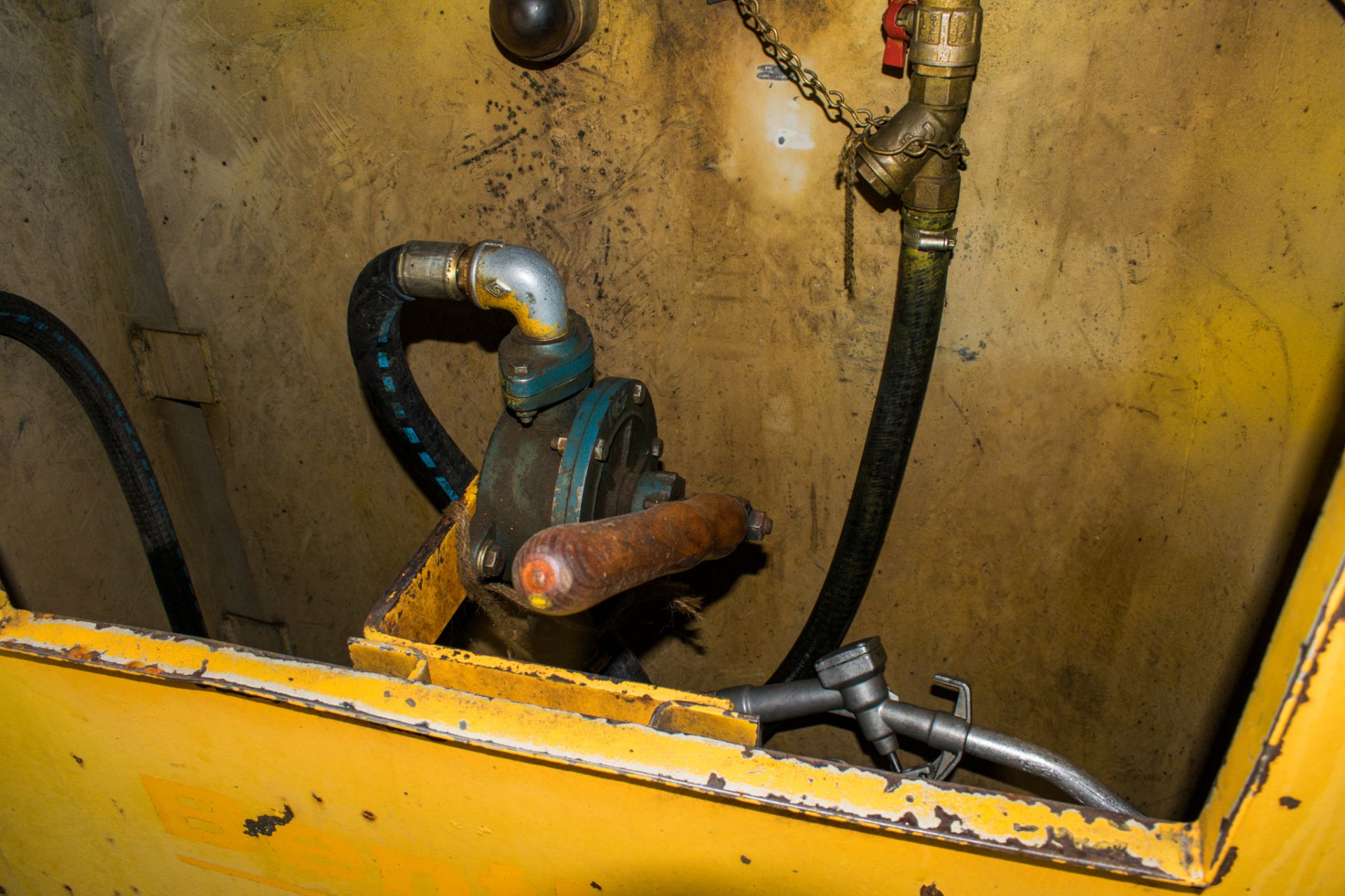 Western 2250 litre static bunded fuel bowser c/w manual pump, delivery hose & nozzle - Image 3 of 3