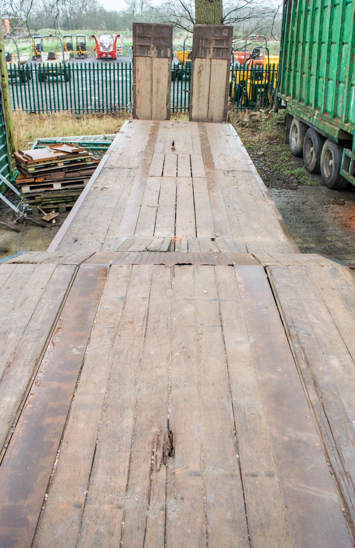 King 13.6 metre step frame tri-axle low loader trailer Year: 2007 Identification Number: C255860 S/ - Image 13 of 16