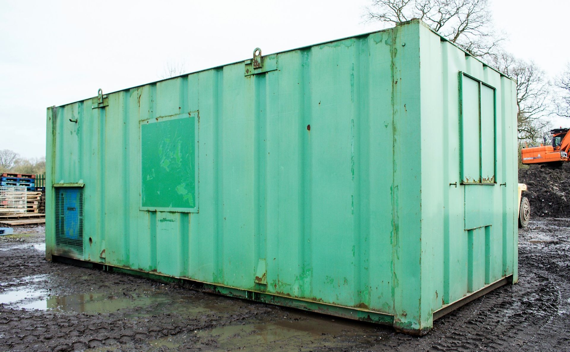 21 ft x 9 ft steel anti-vandal welfare site unit Comprising of: canteen area, toilet & generator - Image 4 of 16