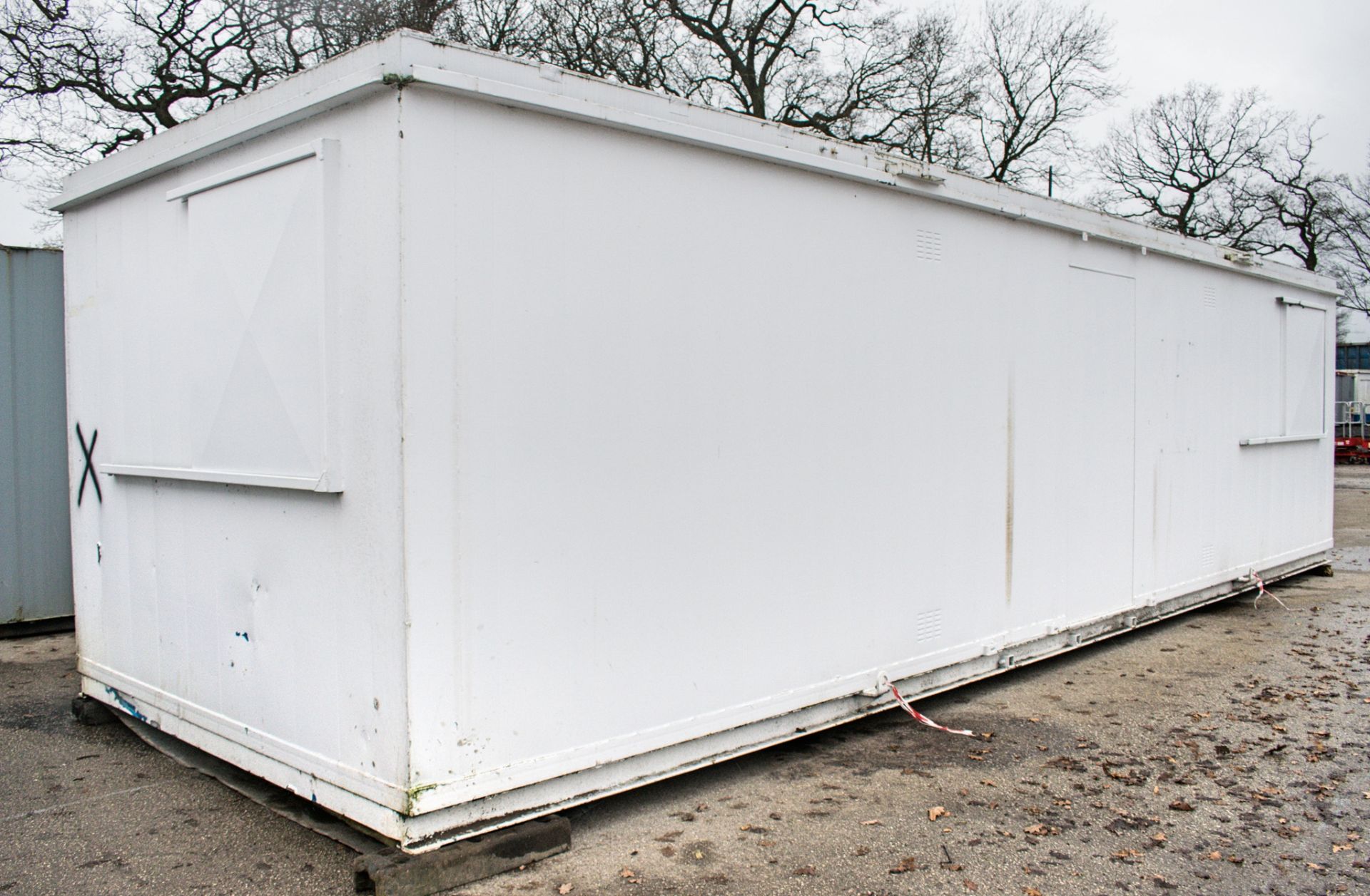 32 ft x 10 ft steel anti-vandal office site unit  c/w keys  BB34153 - Image 3 of 8