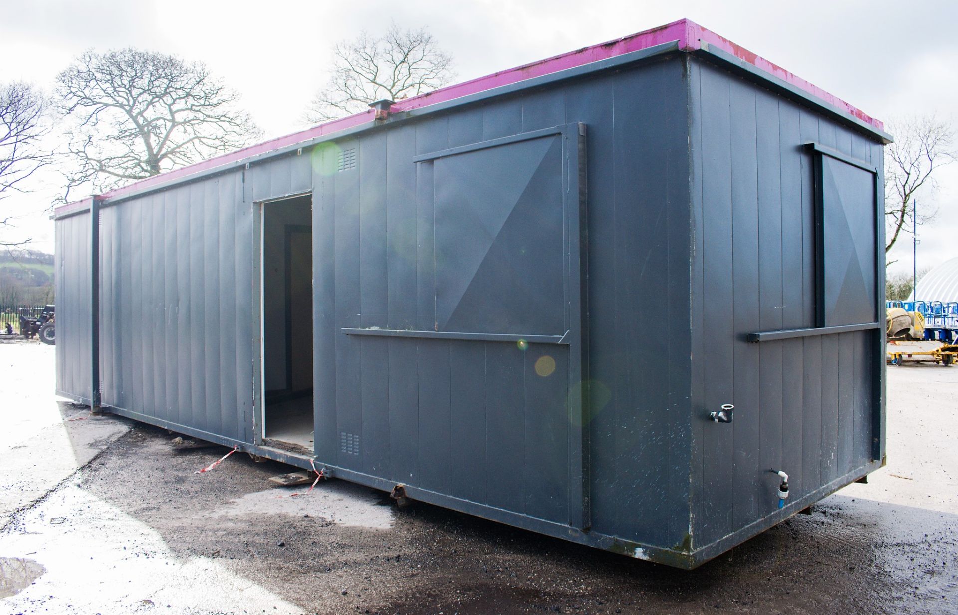 32 ft x 10 ft steel anti vandal jack leg site office unit Comprising of: Office/canteen area & - Image 4 of 9
