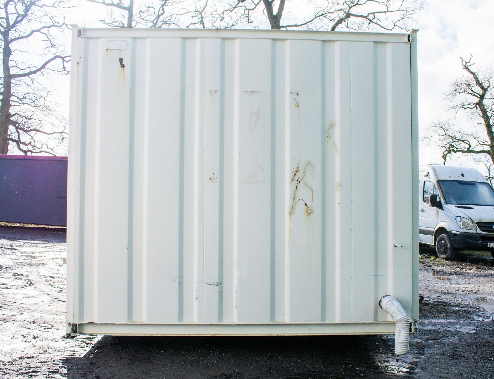 21 ft x 9 ft steel jack leg toilet site unit Comprising of: Men's toilet (4 cubicles, 3 urinals & - Image 6 of 14