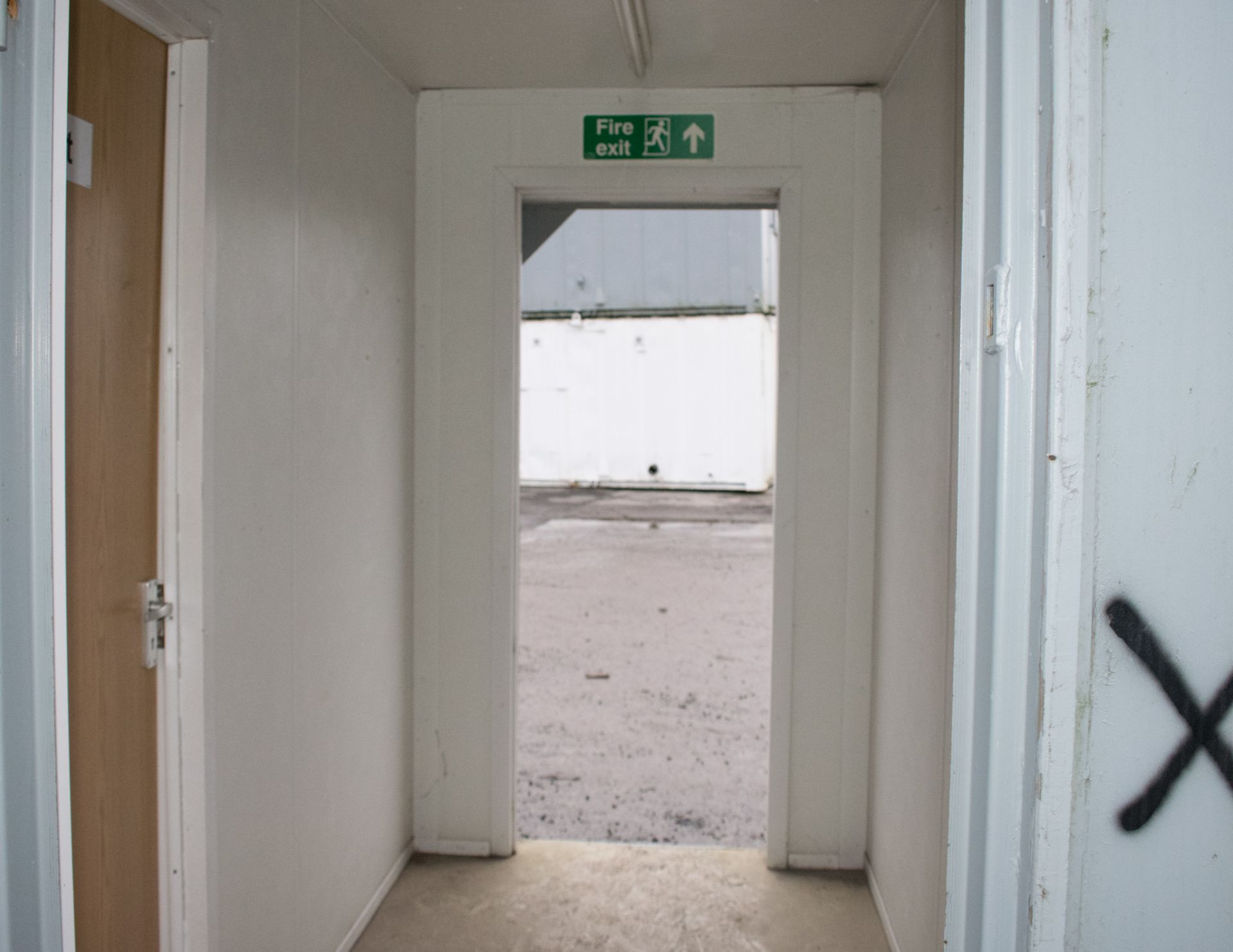 32 ft x 10 ft steel anti vandal office/toilet site unit Comprising of: lobby, office, gent - Image 5 of 15