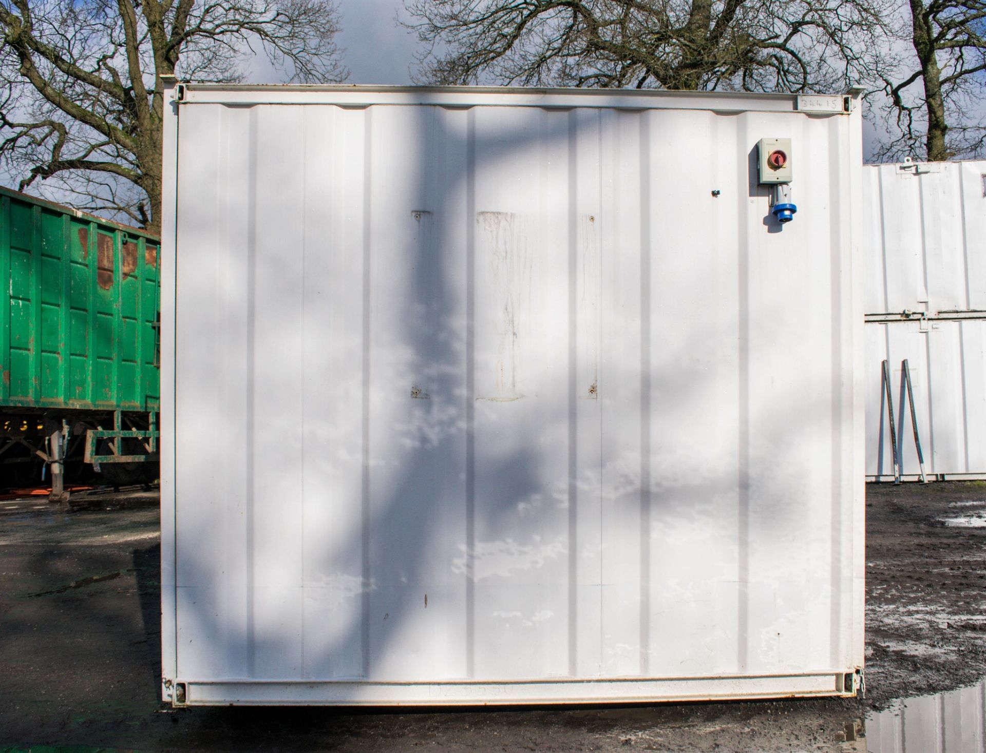 21 ft x 9 ft steel jack leg toilet site unit Comprising of: Men's toilet (4 cubicles, 3 urinals & - Image 5 of 14