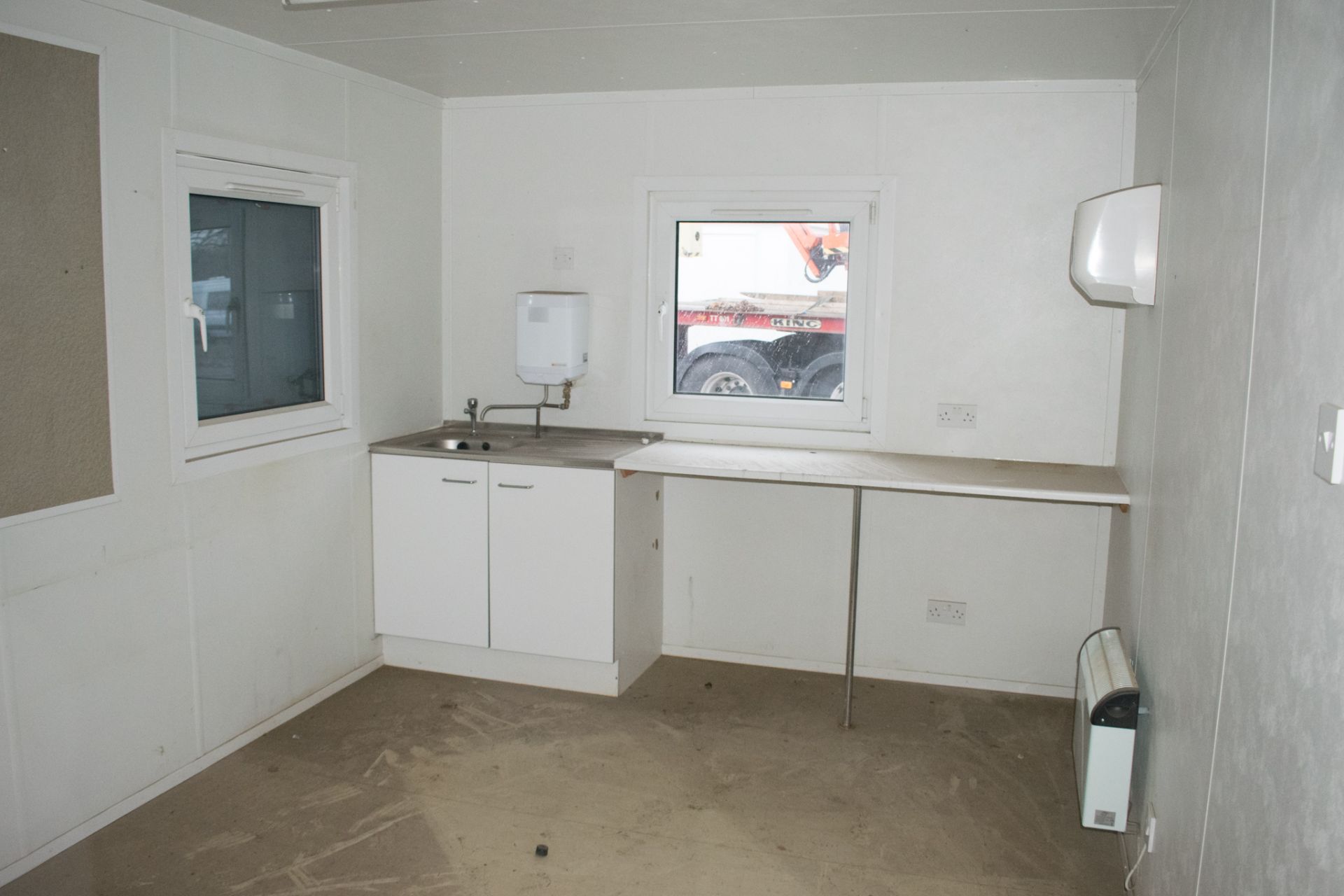 32 ft x 10 ft steel anti vandal office/toilet site unit Comprising of: lobby, office, gent - Image 6 of 15