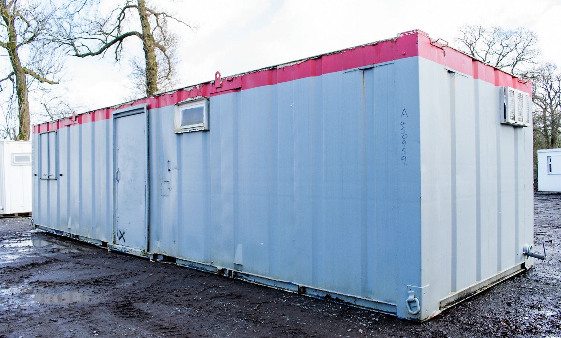 32 ft x 10 ft steel anti vandal jack leg toilet site unit Comprising of: Mens Toilet (2 cubicles, - Image 4 of 14