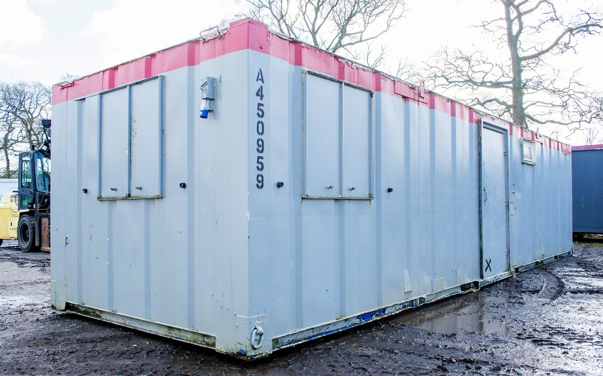 32 ft x 10 ft steel anti vandal jack leg toilet site unit Comprising of: Mens Toilet (2 cubicles, - Bild 3 aus 14