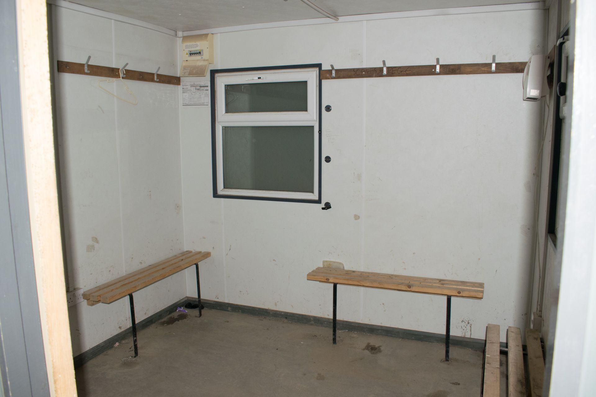 32 ft x 10 ft steel anti vandal jack leg site office unit Comprising of: Office/canteen area & - Image 9 of 9