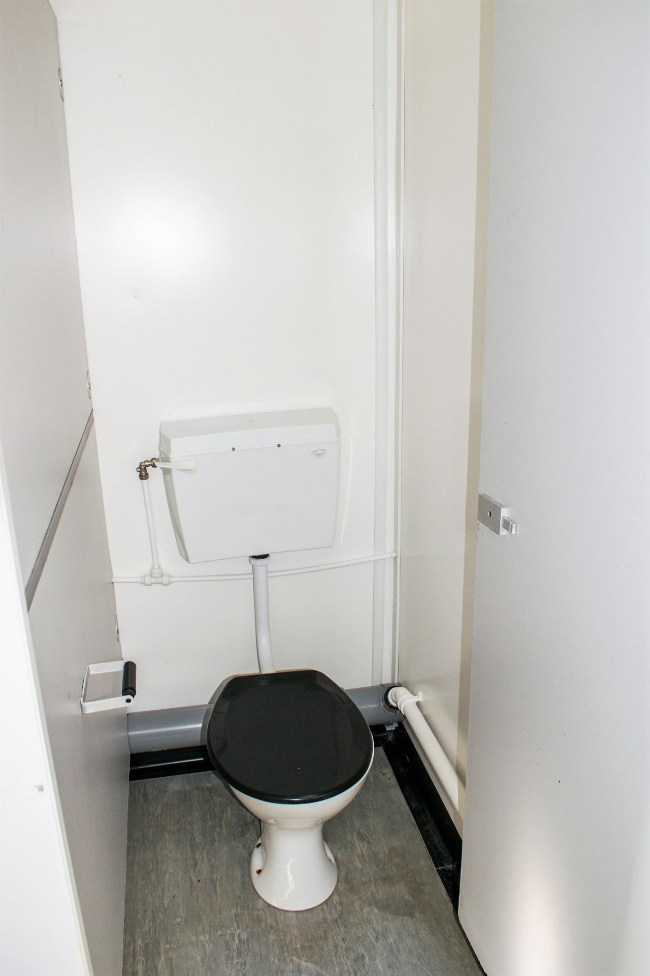 21 ft x 9 ft steel jack leg toilet site unit Comprising of: Men's toilet (4 cubicles, 3 urinals & - Image 12 of 14