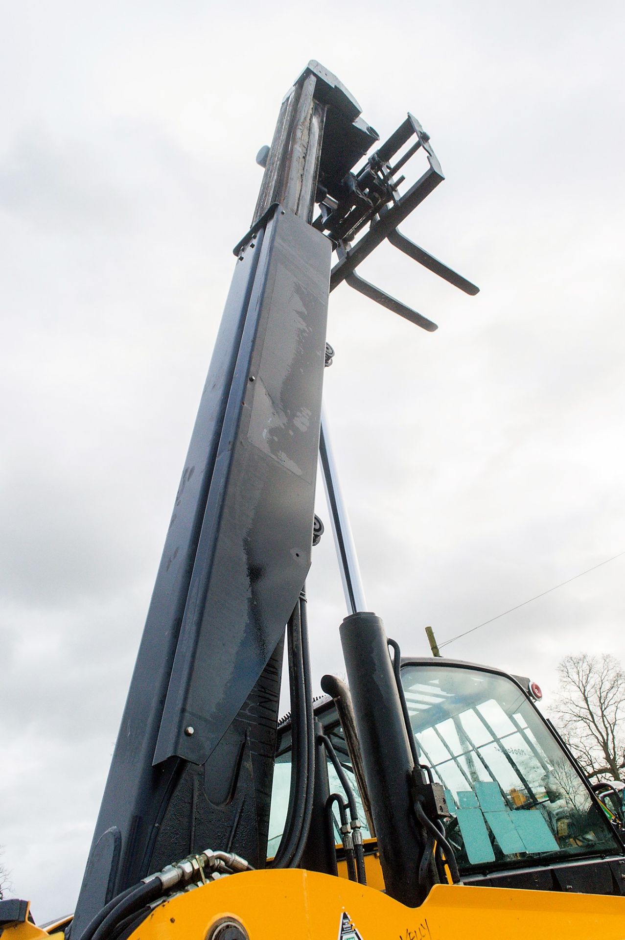 JCB 527-55 5.5 metre telescopic handler Year: S/N: 1419600 Recorded Hours: 3975 c/w rear camera - Image 16 of 20