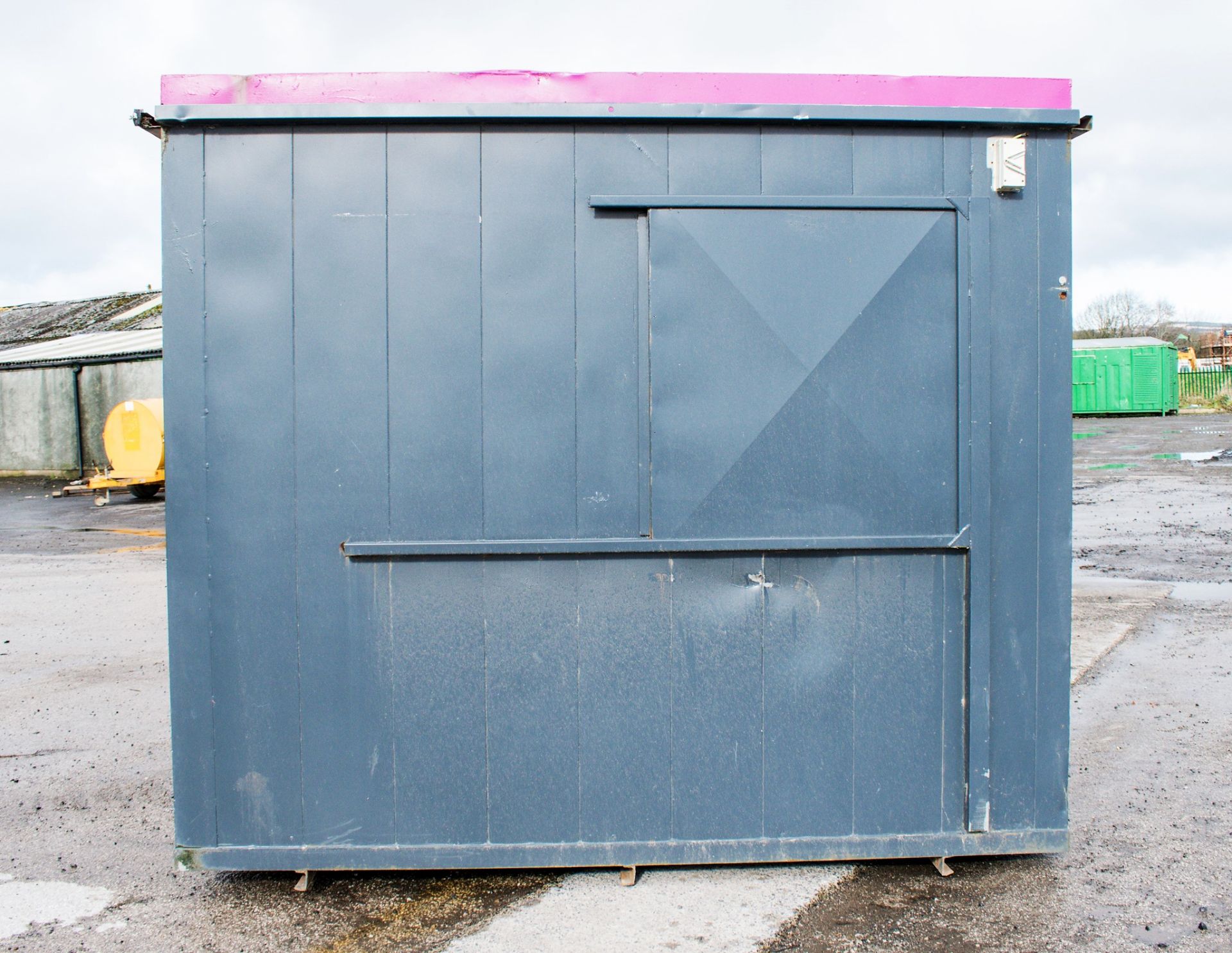 32 ft x 10 ft steel anti vandal jack leg site office unit Comprising of: Office/canteen area & - Image 6 of 9