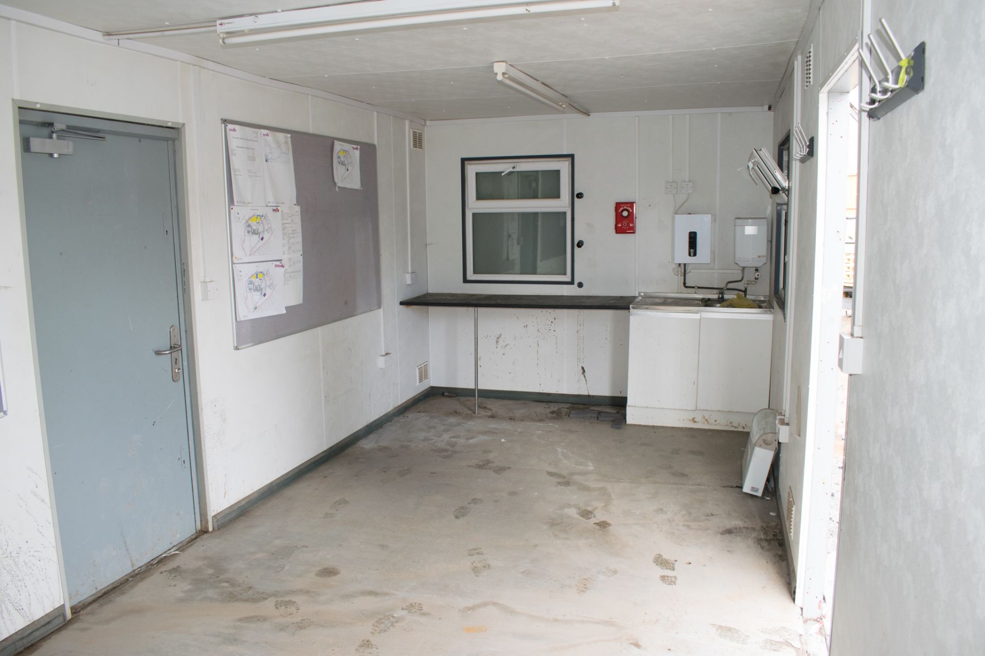32 ft x 10 ft steel anti vandal jack leg site office unit Comprising of: Office/canteen area & - Image 7 of 9