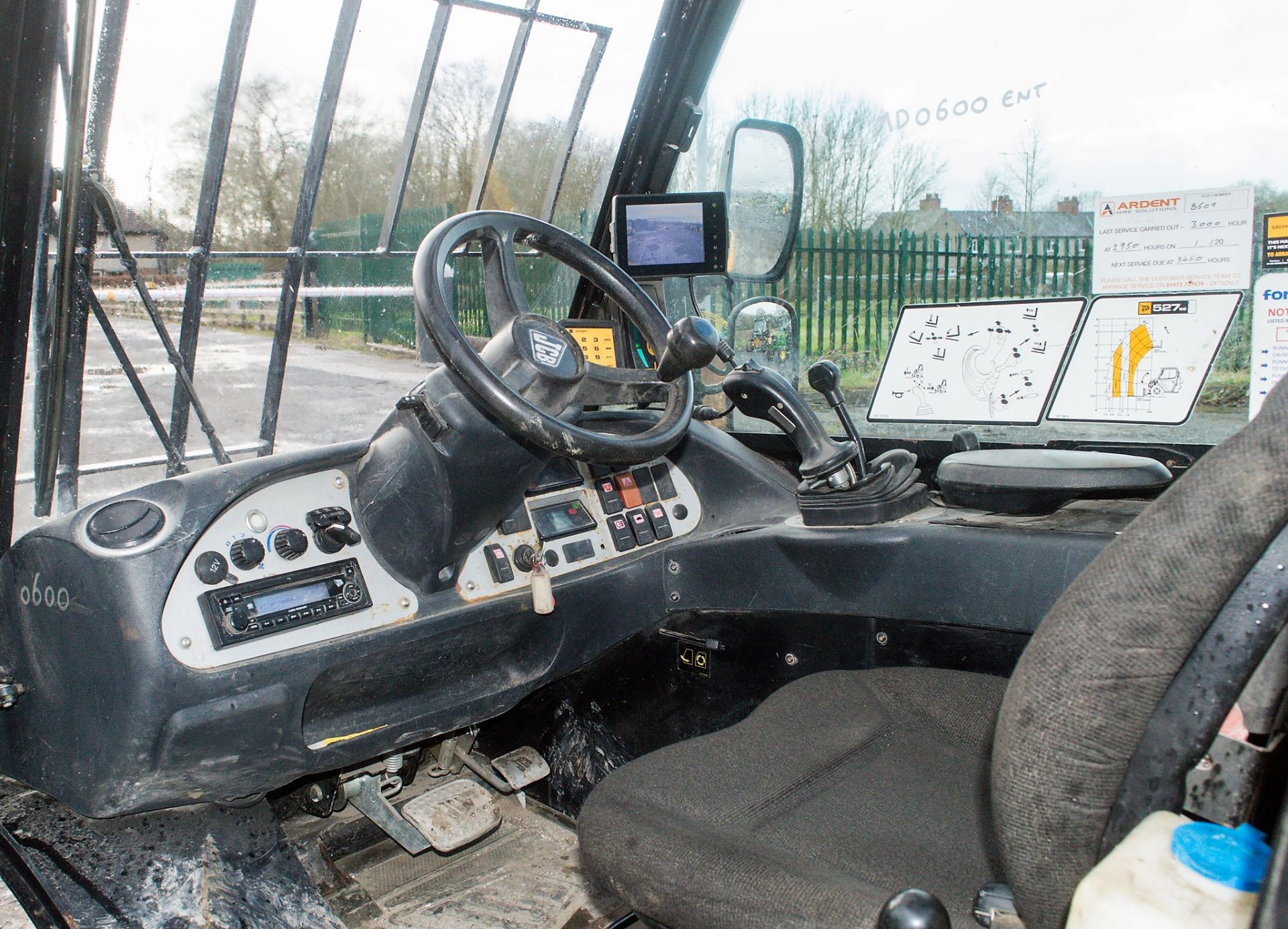 JCB 527-55 5.5 metre telescopic handler Year: S/N: 1419600 Recorded Hours: 3975 c/w rear camera - Image 18 of 20