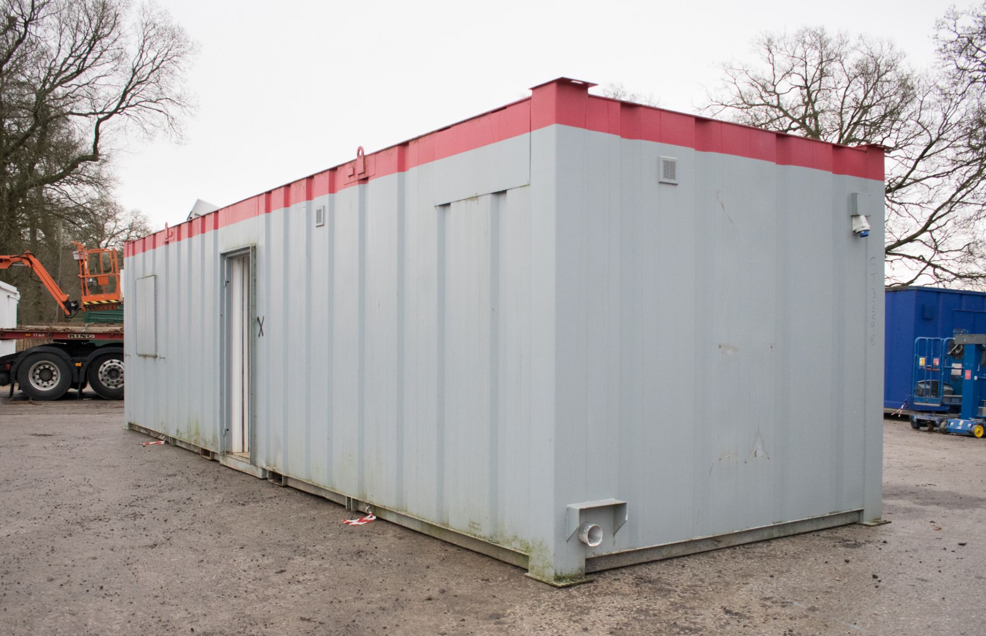 32 ft x 10 ft steel anti vandal office/toilet site unit Comprising of: lobby, office, gent - Image 2 of 15